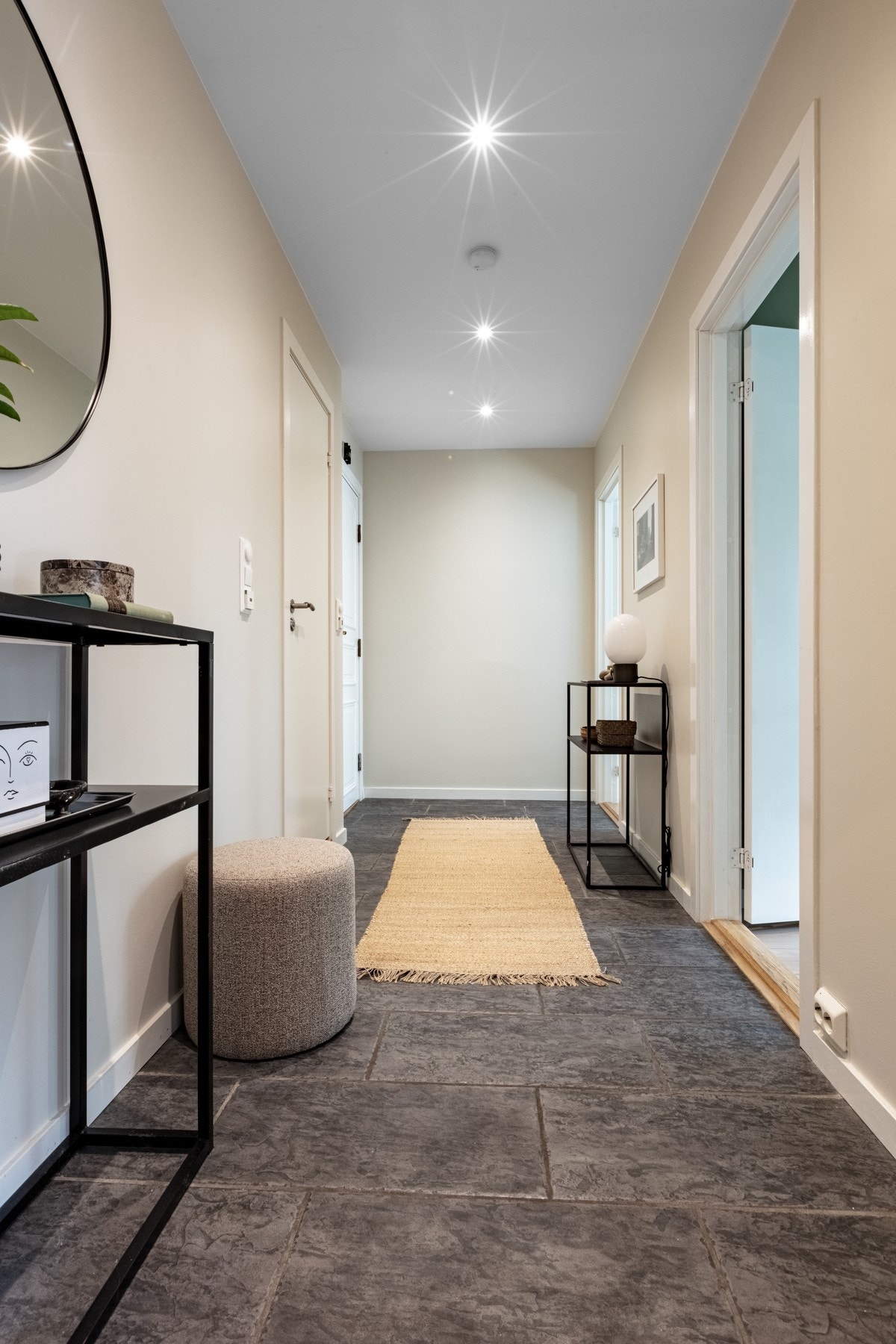 Velkommen inn! Det første som møter deg er en lys og romslig entré som gir et godt førsteinntrykk av boligen. Galleribilde