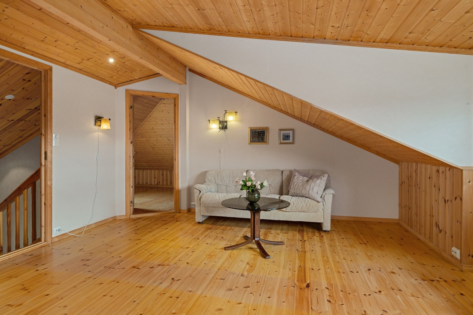Romslig loftstue med downlights i himling, legg merke til elpunkt. Galleribilde
