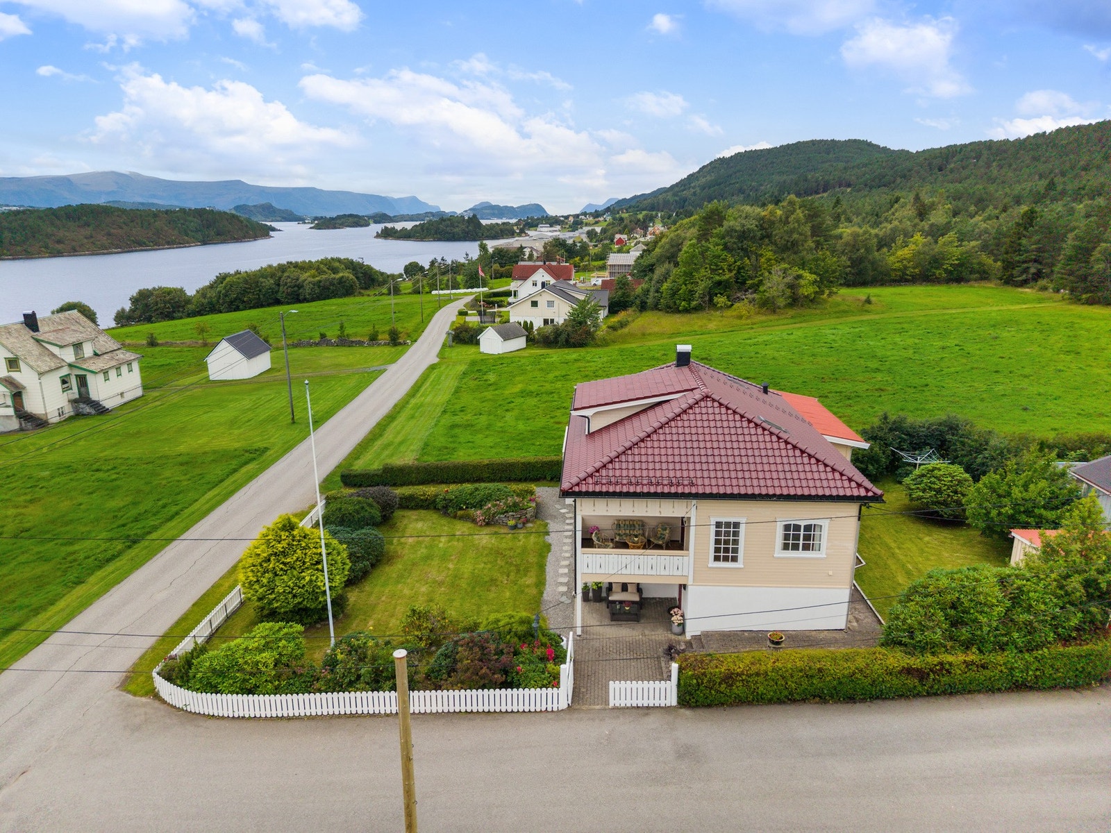 Boligen hadde større oppgraderinger i 2002 med blant annet påbygg, bad, terrasse, noe ny bordkledning og meget flott tak av hollandsk pannesten. Galleribilde