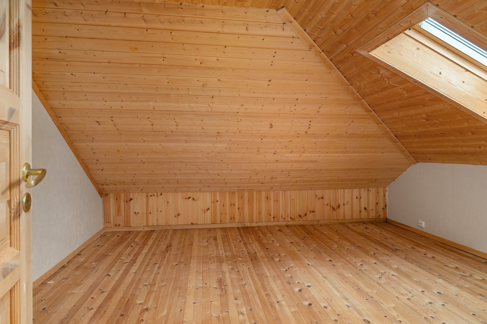 Hele 4 boder finnes i loftsetasjen så du får nok lagringsplass her. Galleribilde