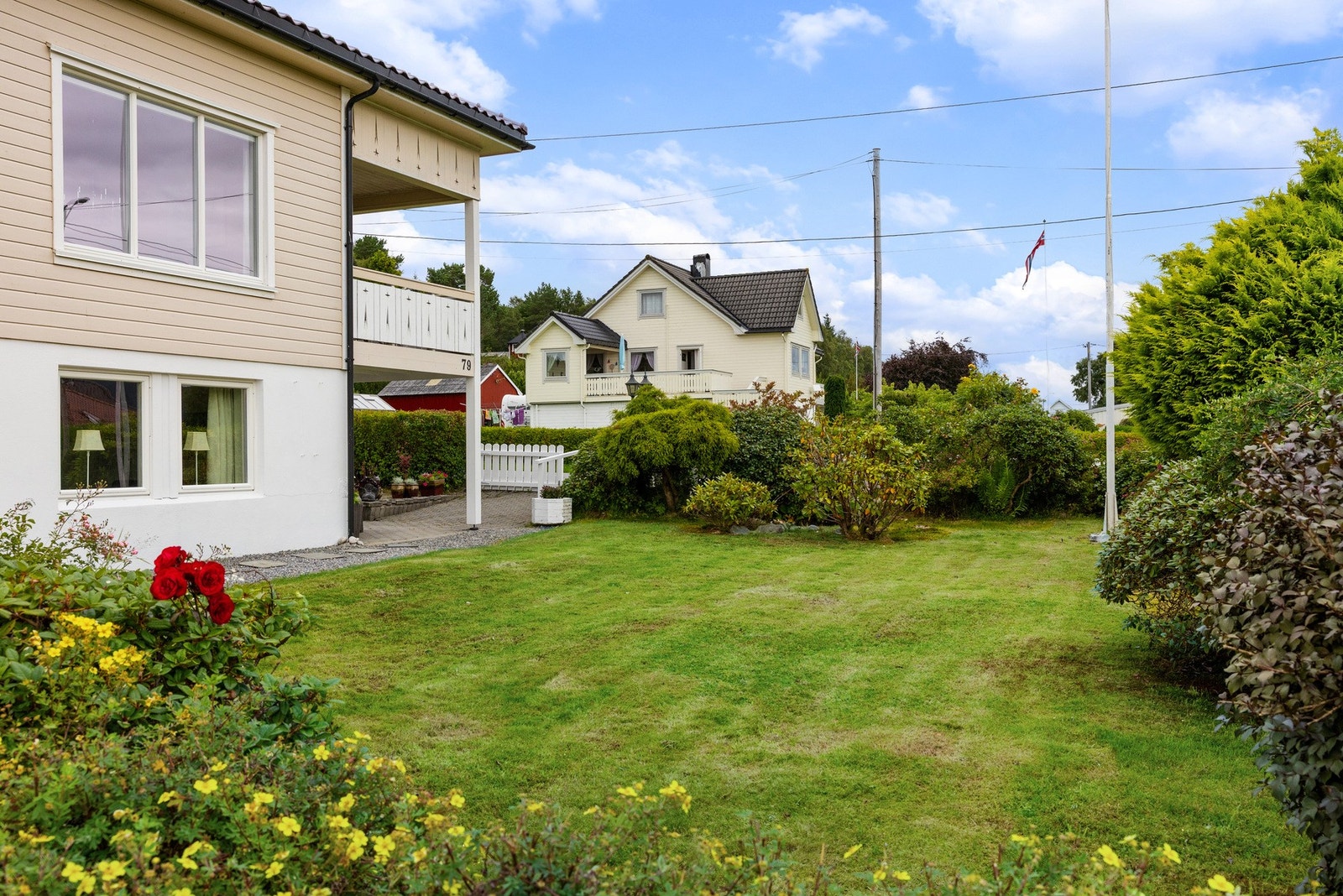 Eiendommen har pent beplantet og opparbeidet hage som blomstrer fra tidlig vår til langt utpå høsten. Galleribilde