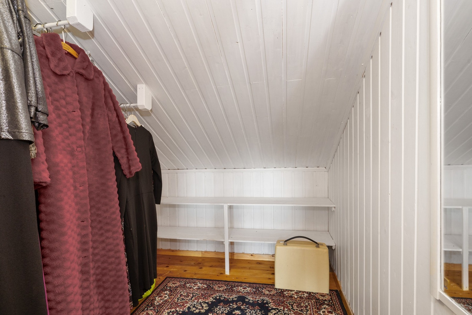 Datidens walk in garderobe som har plass til kåper og kjoler, samt vesker og sko. Galleribilde