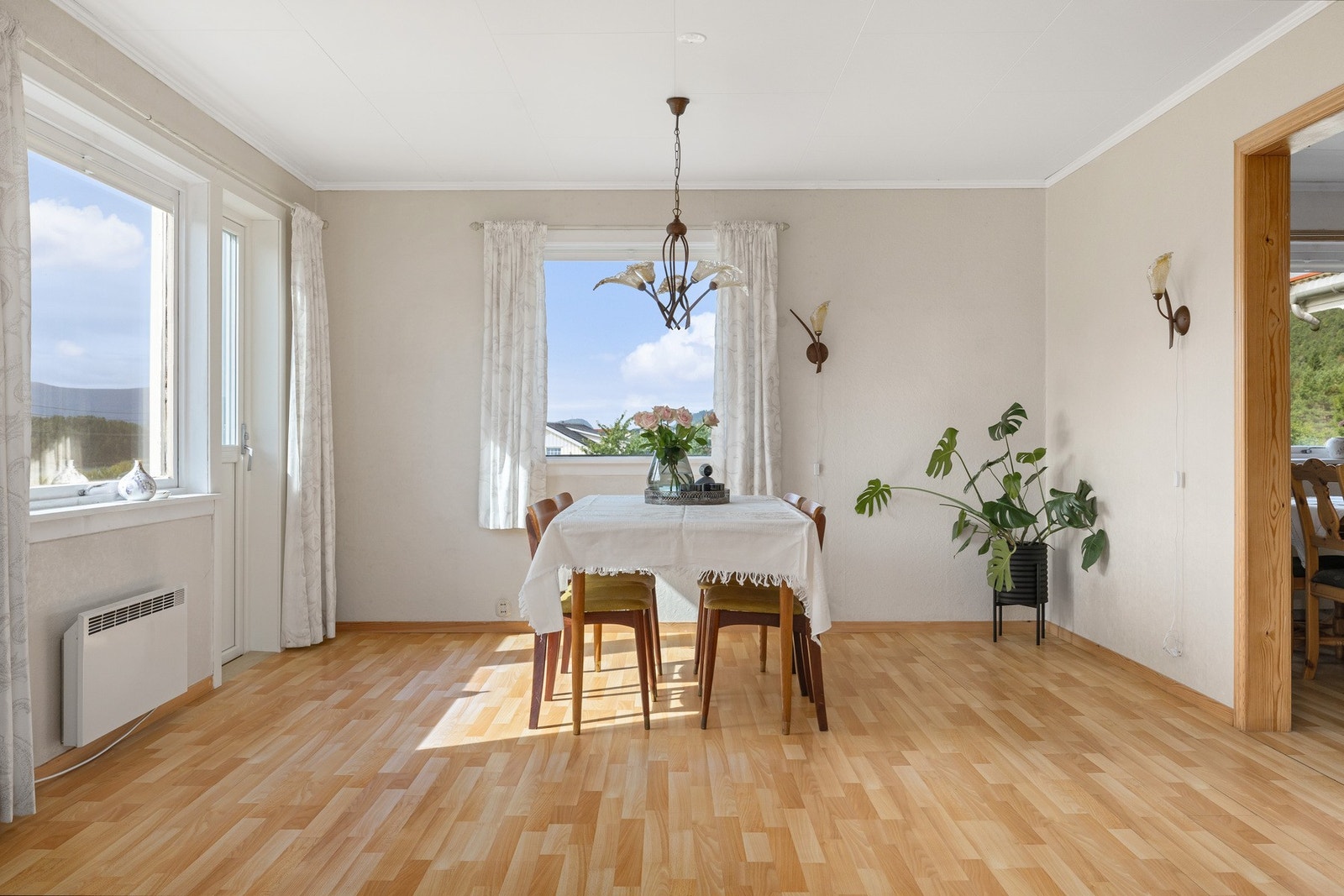 Fra stua har du utgang til solrik veranda. Galleribilde