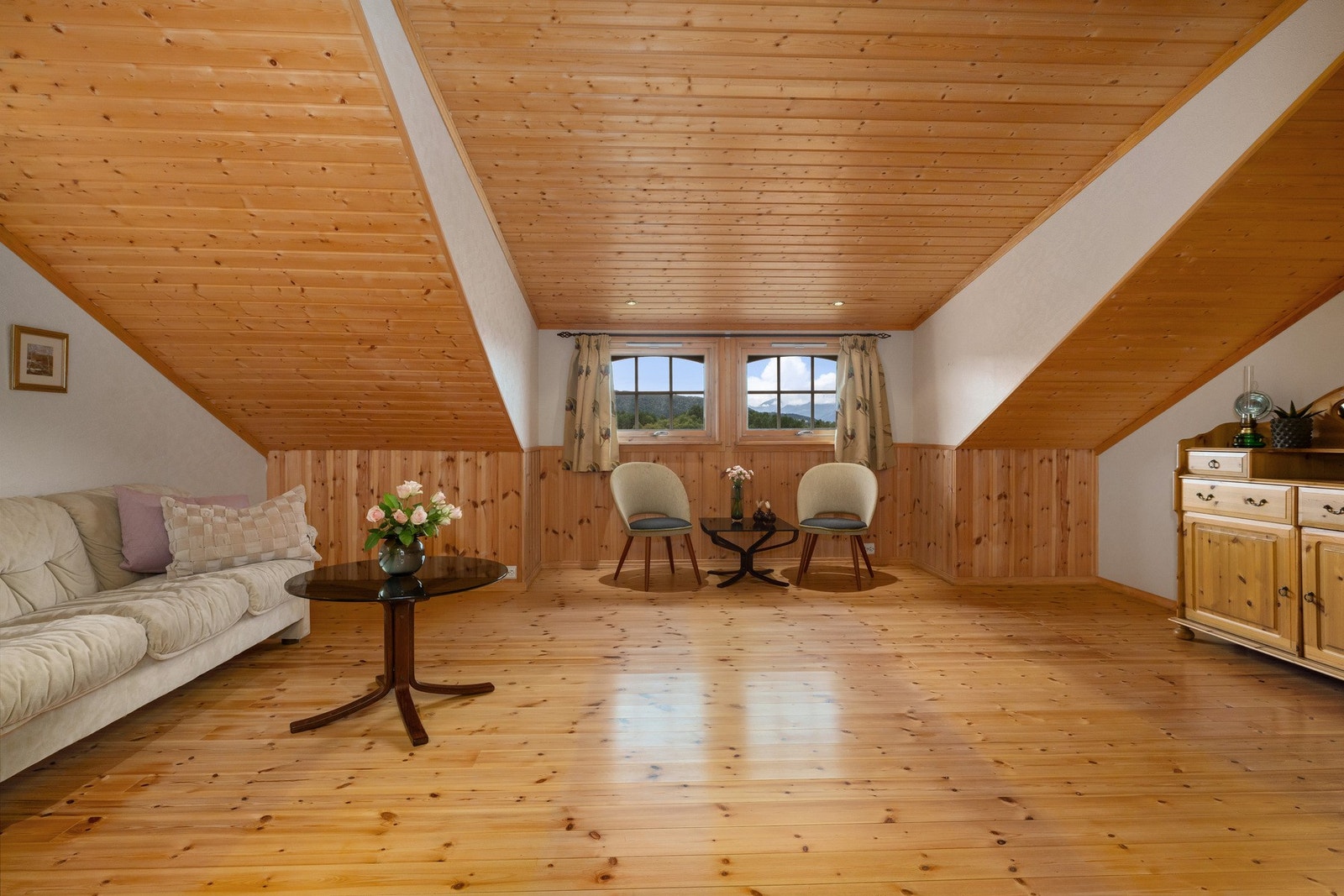 I 3. etasje har vi en flott loftstue med vinduer mot syd. Galleribilde