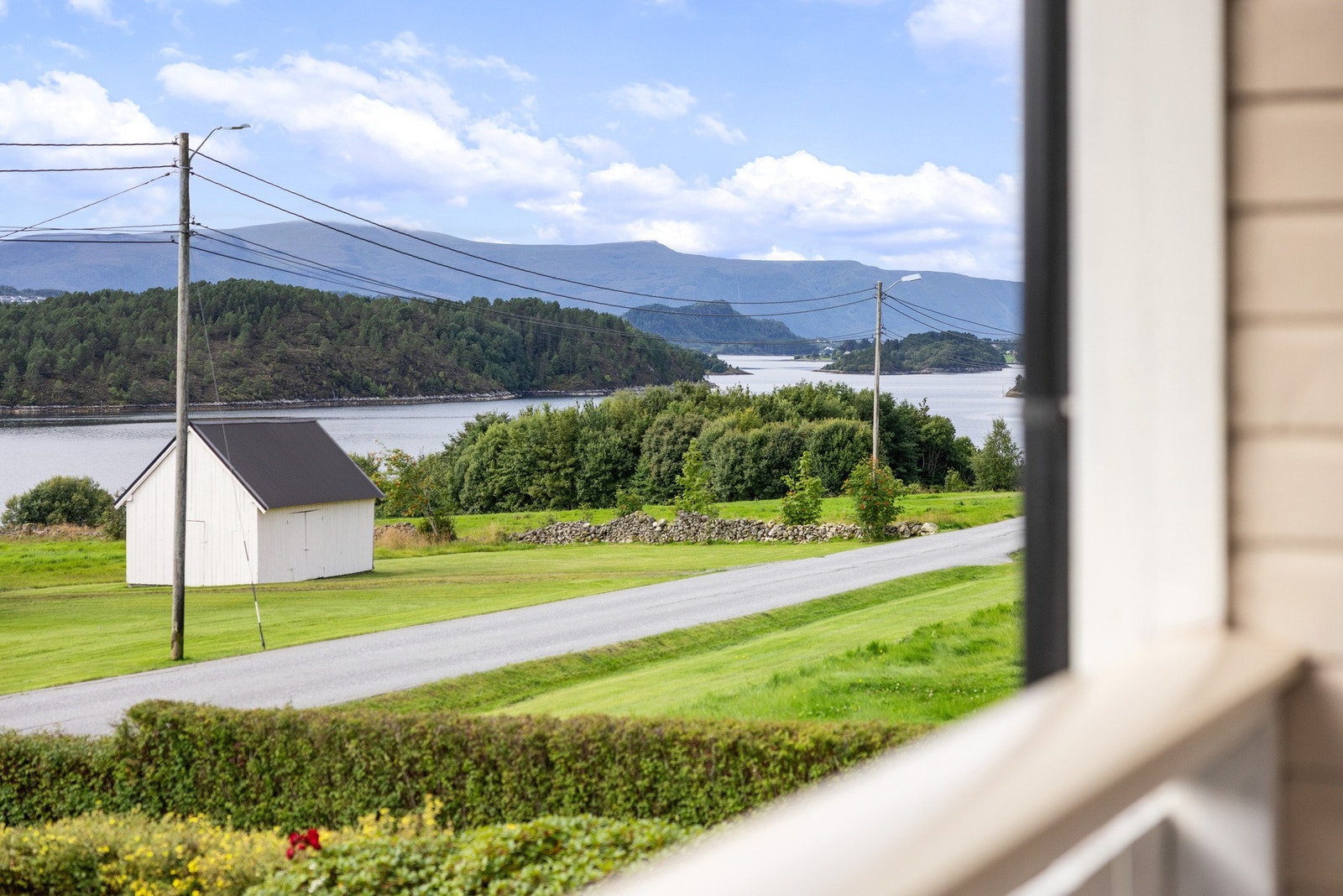 Eiendommen har landlig beliggenhet med sjøutsikt og gode solforhold. 15 minutters kjøretid til Ålesund sentrum og 24 minutter til Digerneset. Galleribilde