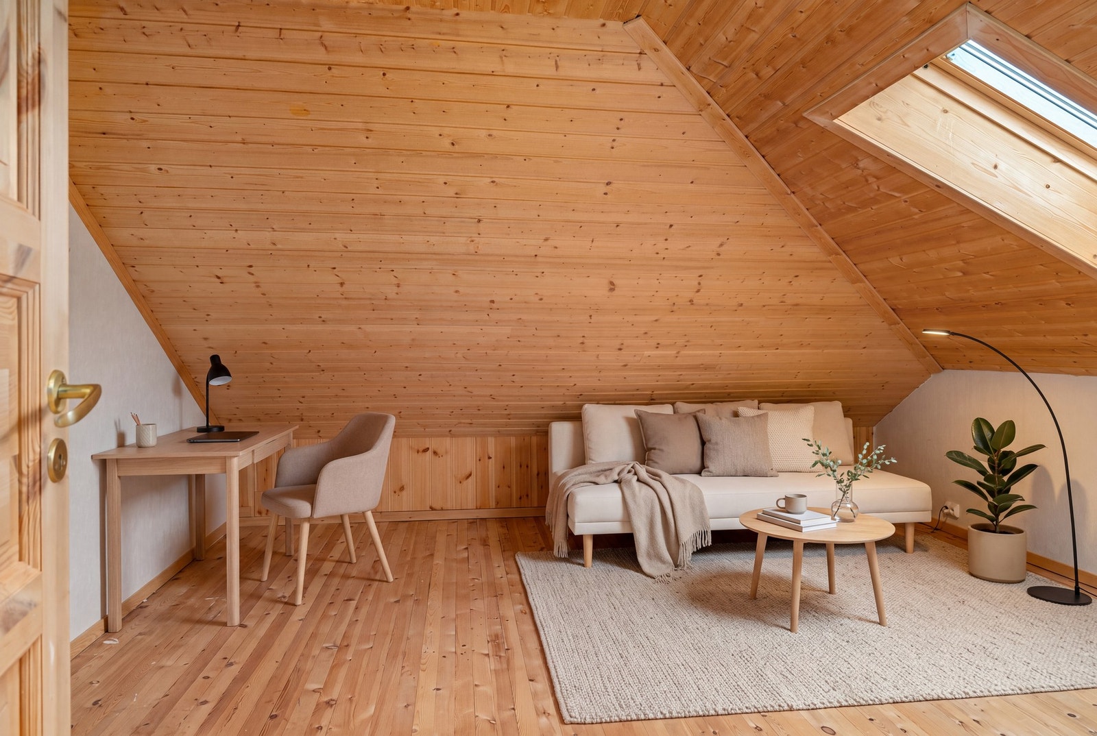 Lyst, romslig og nordisk. Vi tror du vil trives i Lyngholmvegen 79. Galleribilde