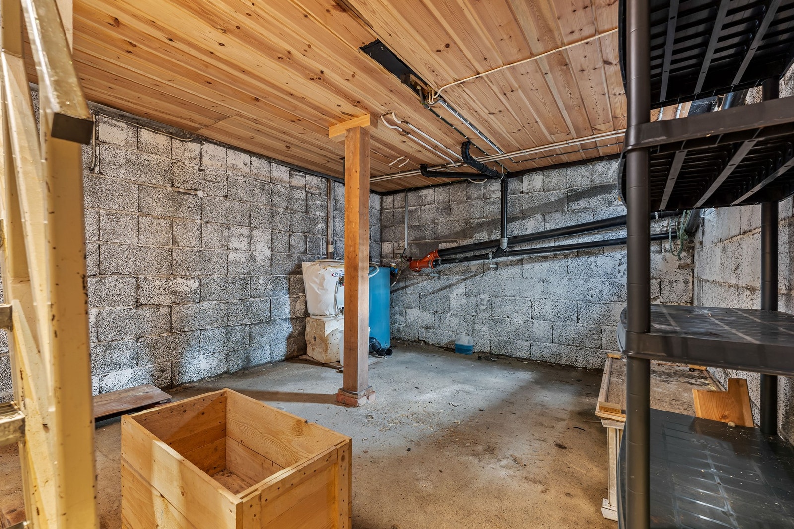 Under boligen finnes et uinnredet kjeller-/teknisk areal med betonggulv og synlige installasjoner. Et praktisk areal som samtidig gir god tilgang til deler av boligens tekniske anlegg. Galleribilde