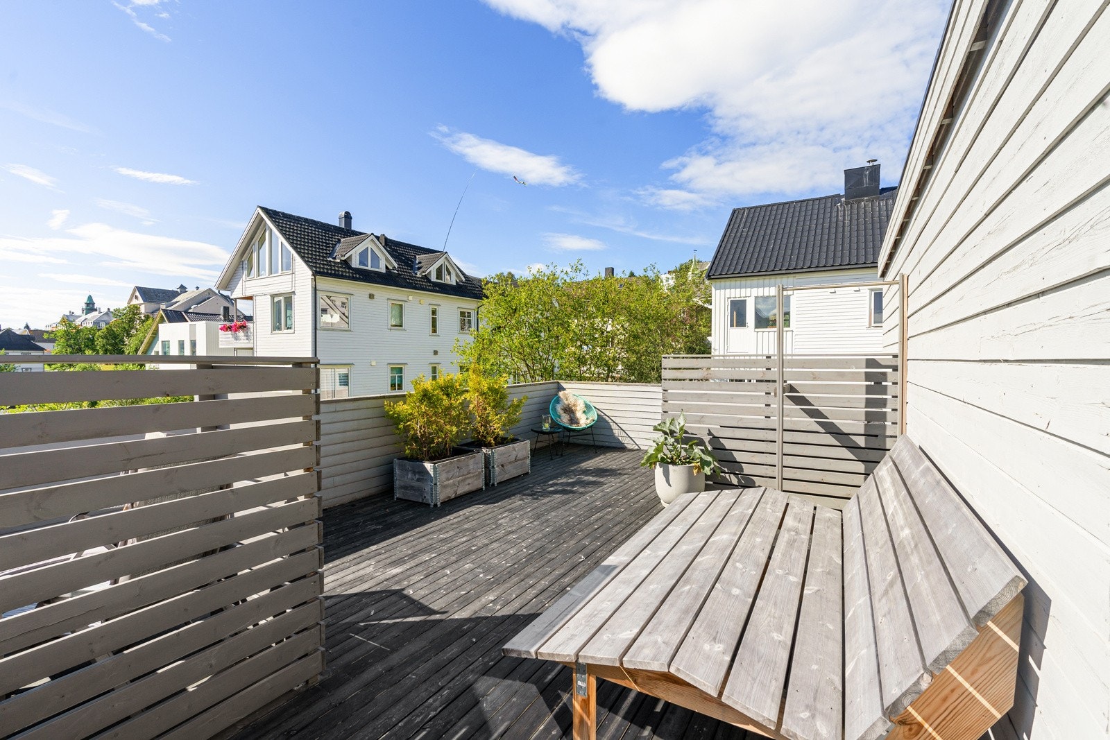 Sameiet har en stor felles takterrasse som er innredet med utemøbler og grill.