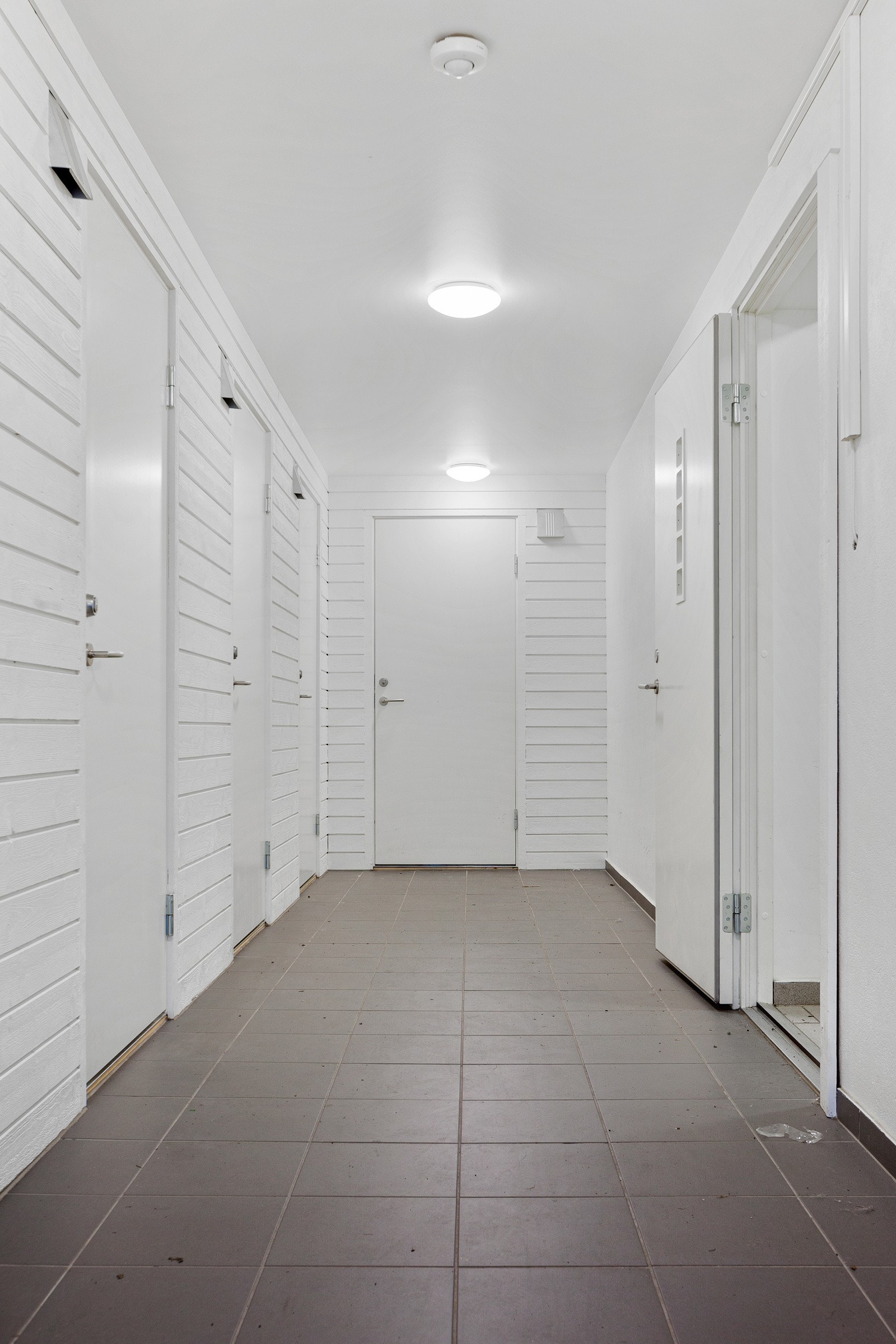 Leiligheten disponerer en sportsbod på 5m² i gangen der man kommer inn i bygget.