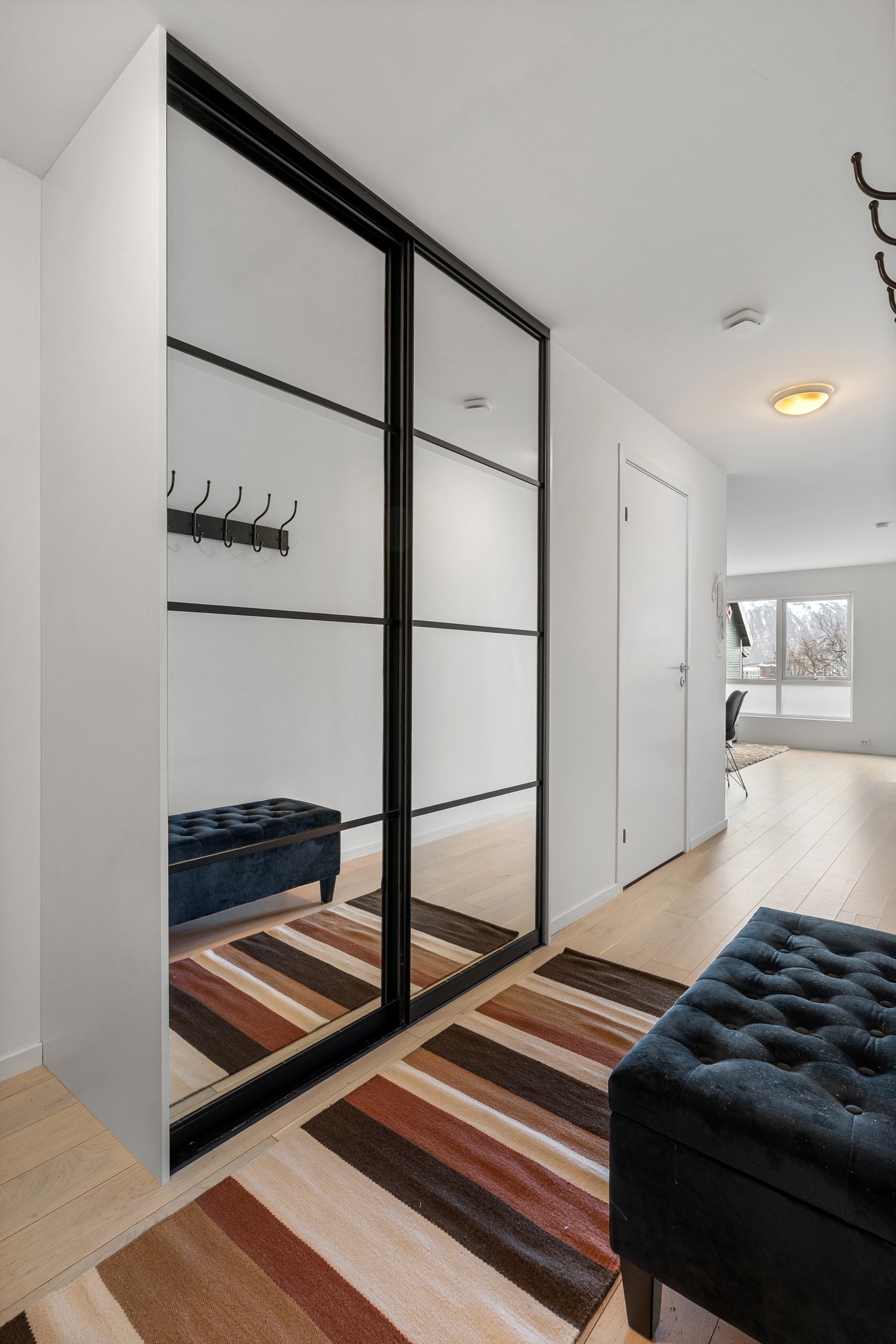Velkommen inn! Stilig og praktisk skyvedørsgarderobe i gang med god plass for sko og yttertøy. I tillegg er det oppheng for jakker etc.