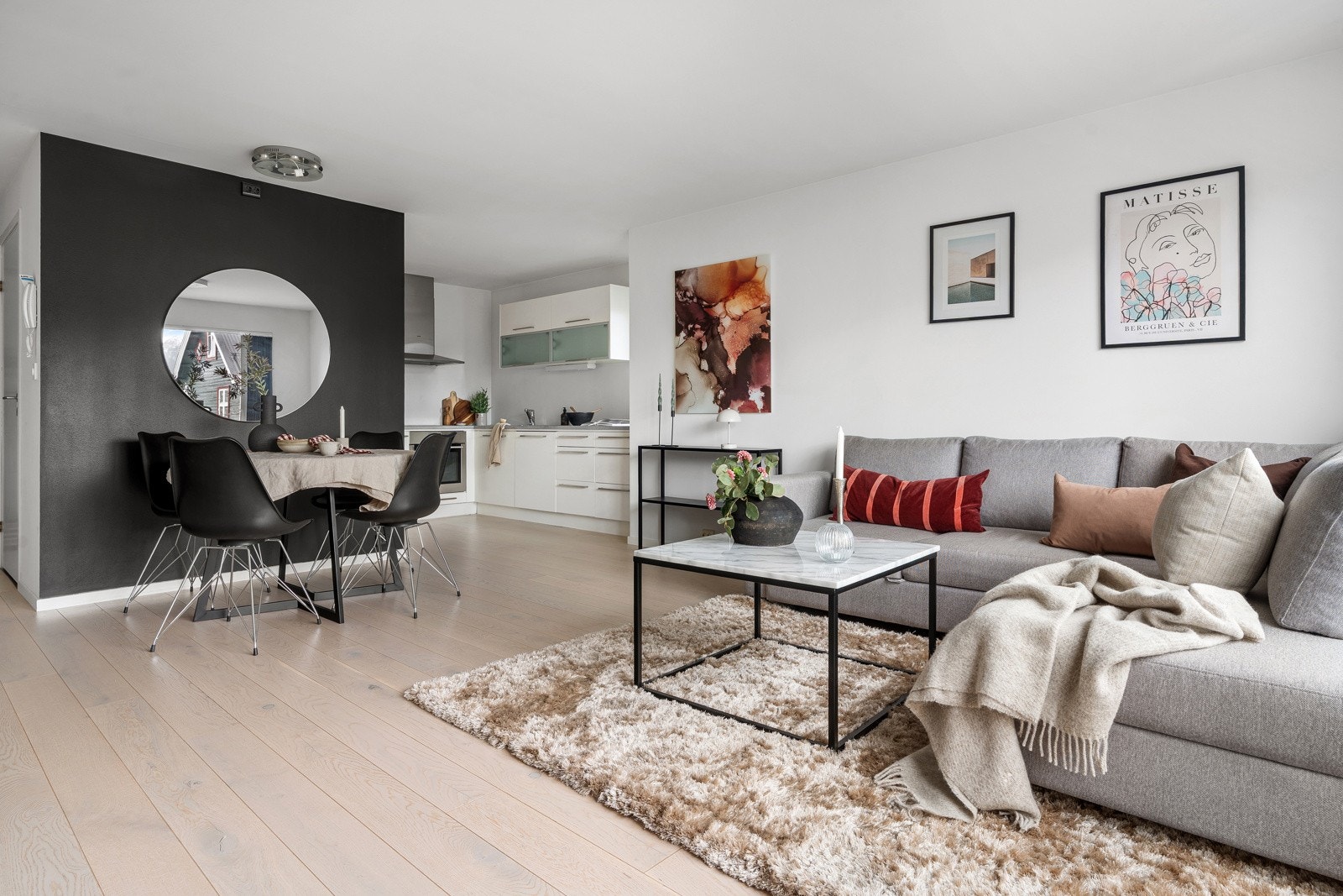 Gjennomgående lyse og moderne farger. En-stavs eikeparkett gir leiligheten et lekkert helhetsinntrykk.