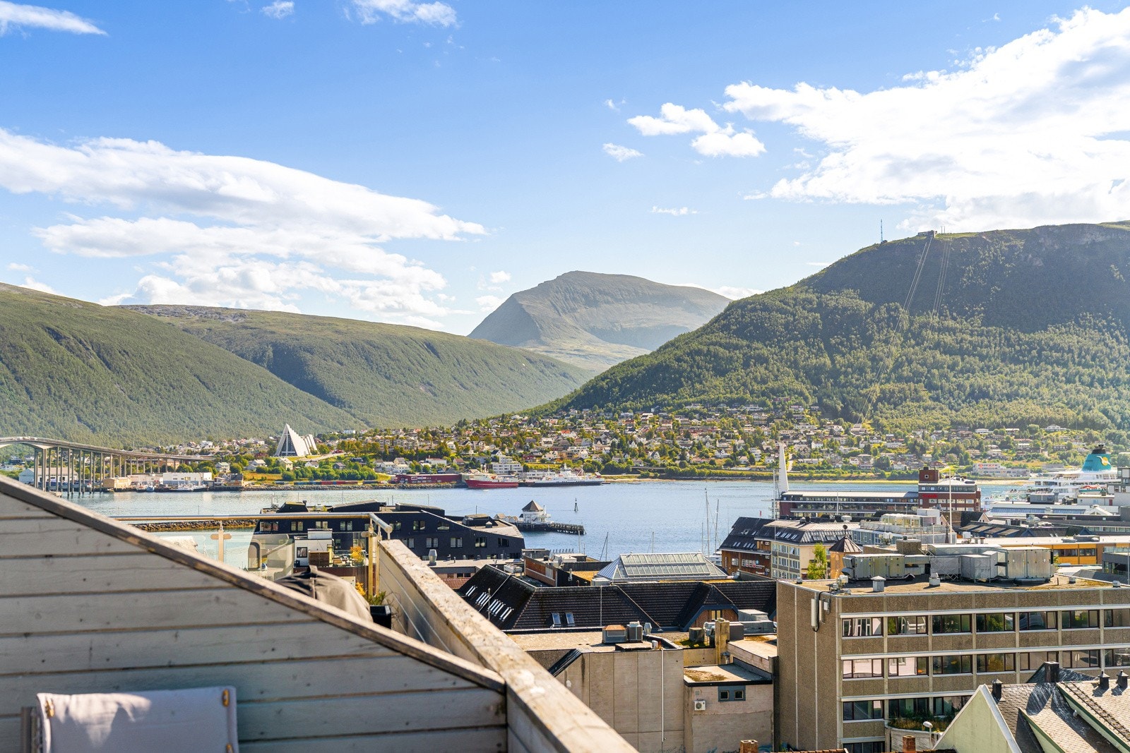 Nydelig utsikt mot Ishavskatedralen, Fjellheisen og Tromsdalstinden.