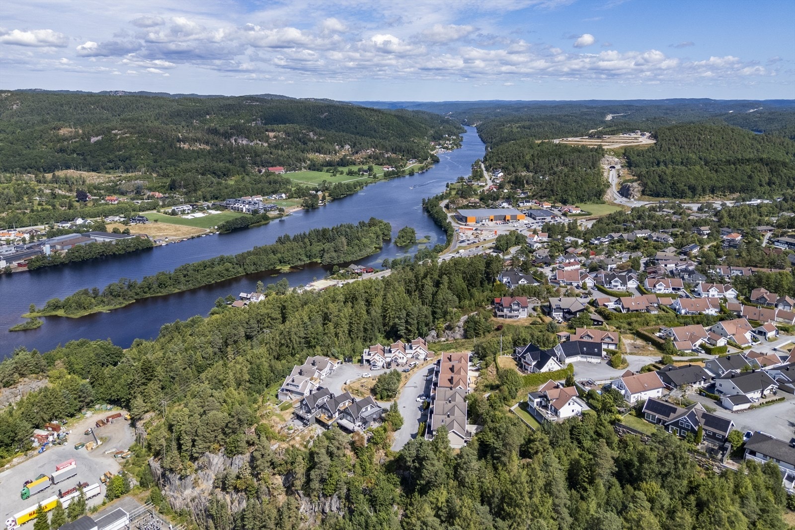 Boligen har en høy og fri beliggenhet med utsikt over elva Galleribilde