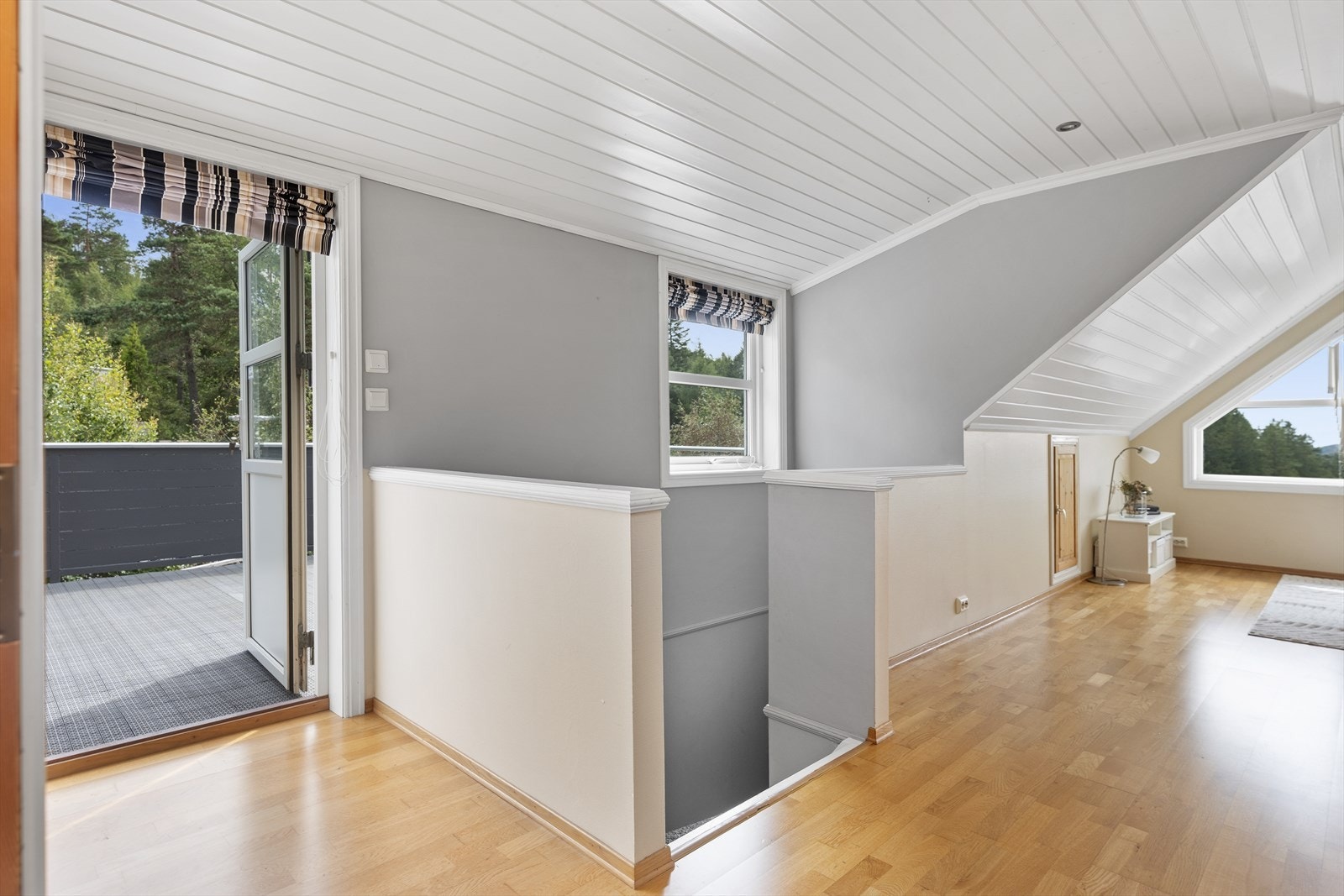 Fra takterrassen går man inn til loftsetasjen Galleribilde