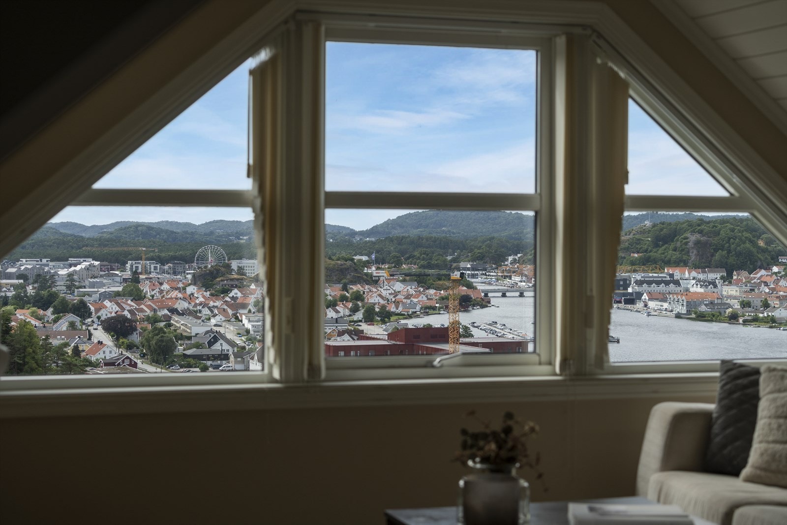 Fantastisk utsikt fra vinduene i loftstuen Galleribilde
