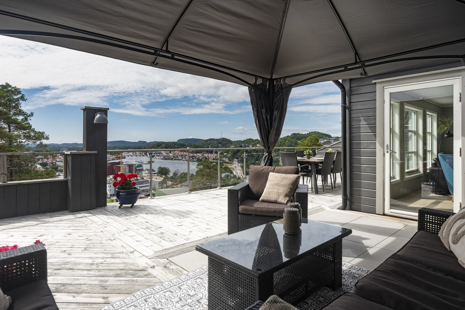 Stor terrasse med paviljong og fantastisk utsikt over byen og elva Galleribilde