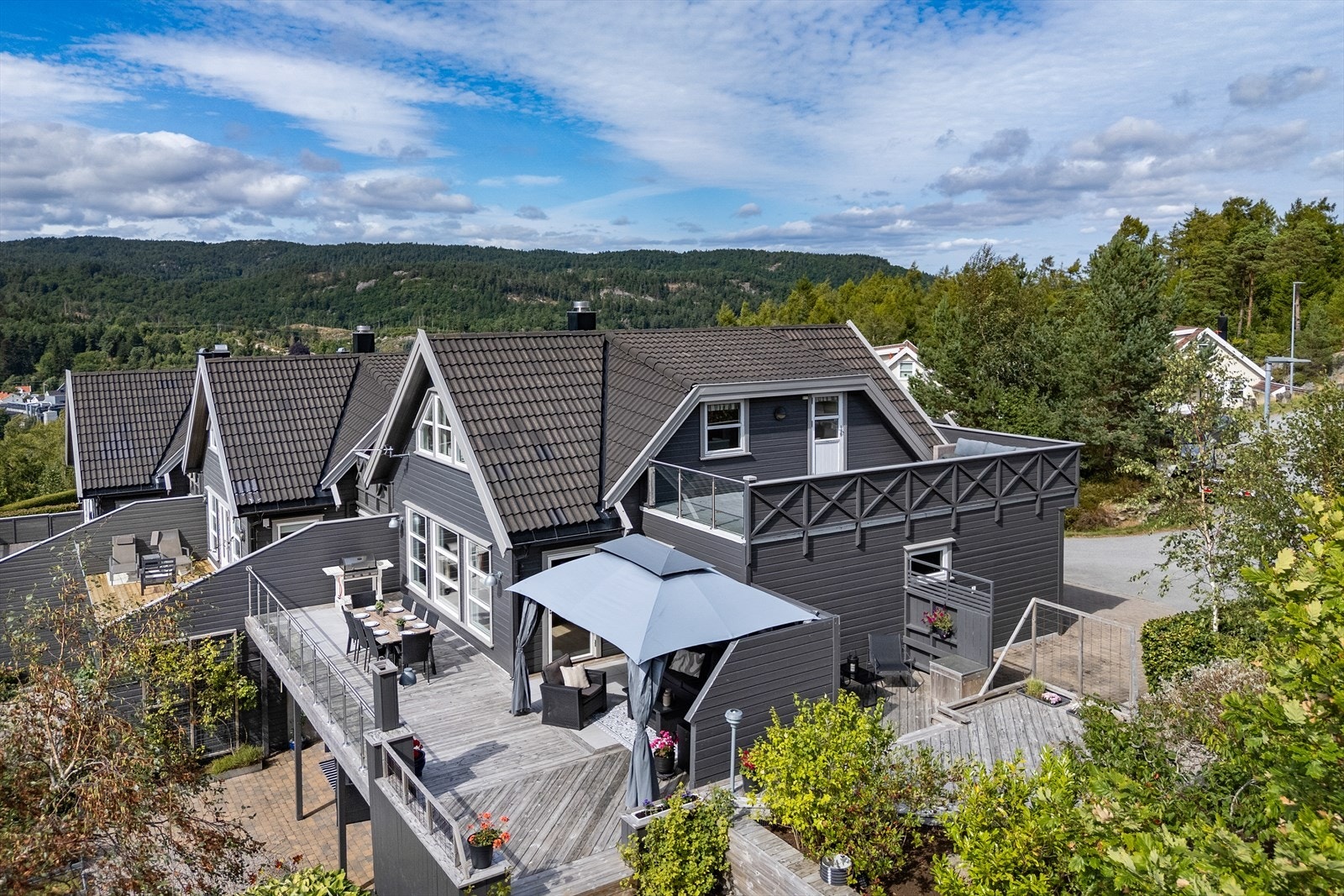 De store terrasseflatene kommer godt frem fra luften, bak paviljongen er det også en plass godt i le Galleribilde