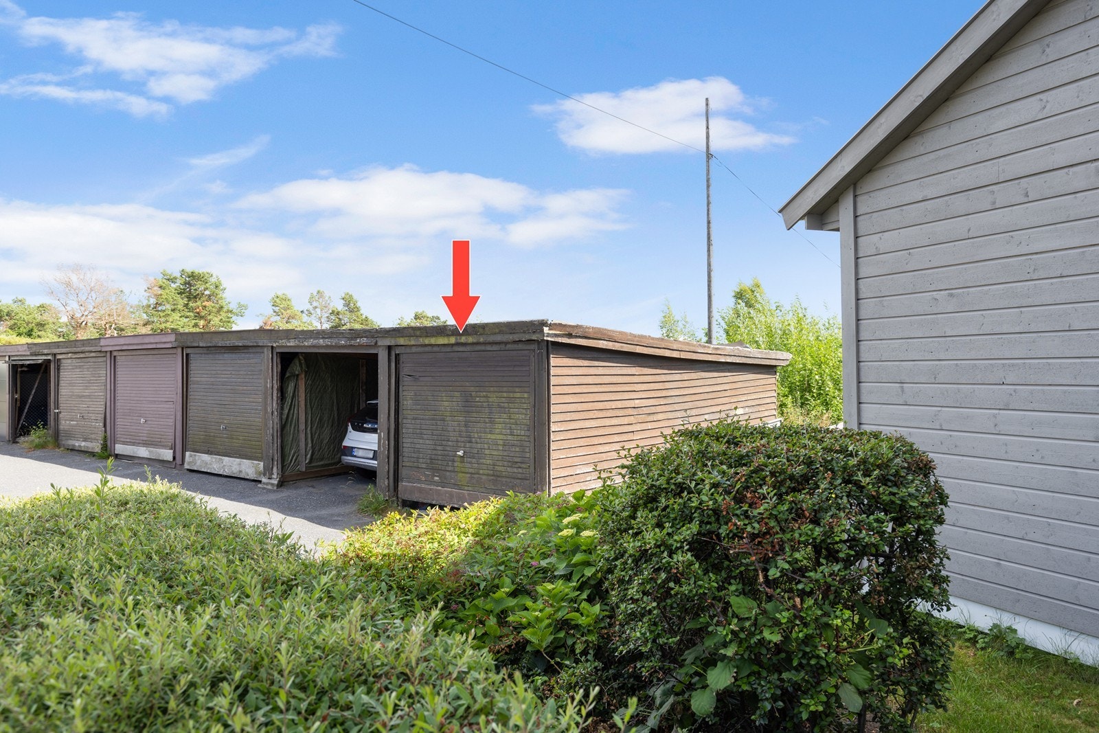 Garasjeplass i rekke (det foreligger ikke dokumentasjon for hvem som har rettighet til de ulike plassene, se salgsoppgave) Galleribilde