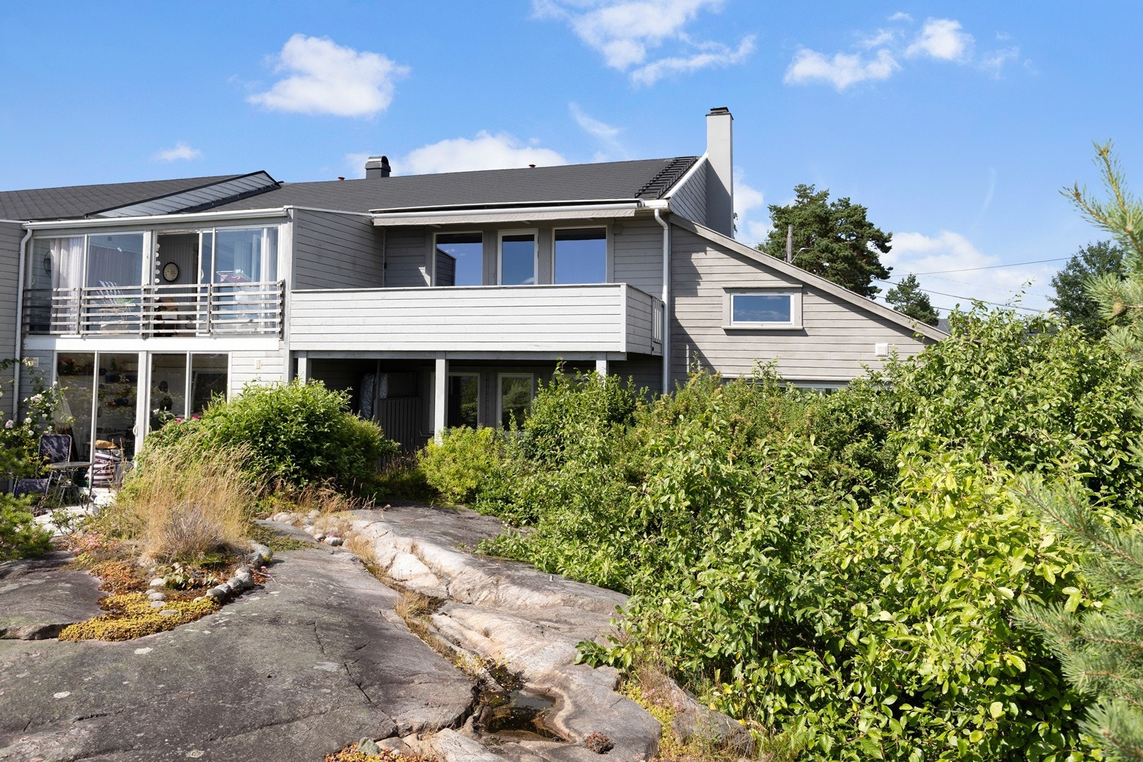 Boligen har både terrasse og uteplass fra 1. etasje Galleribilde