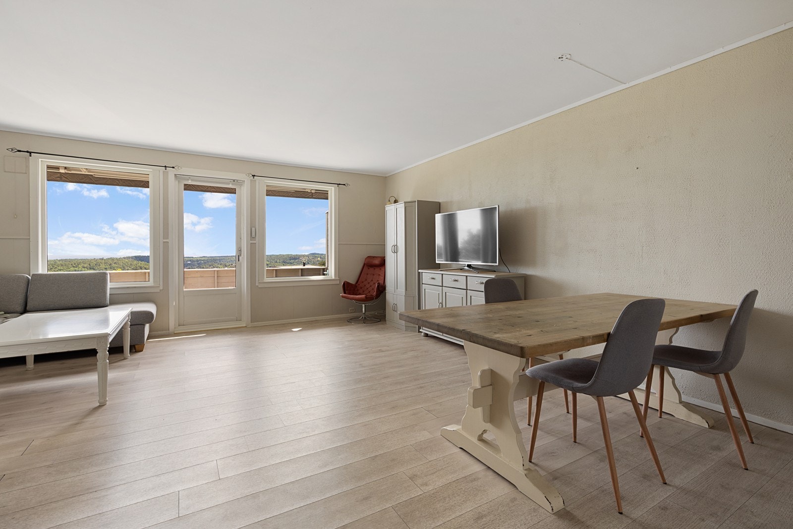 Stuen har god plass til spisebord og sofagruppe Galleribilde