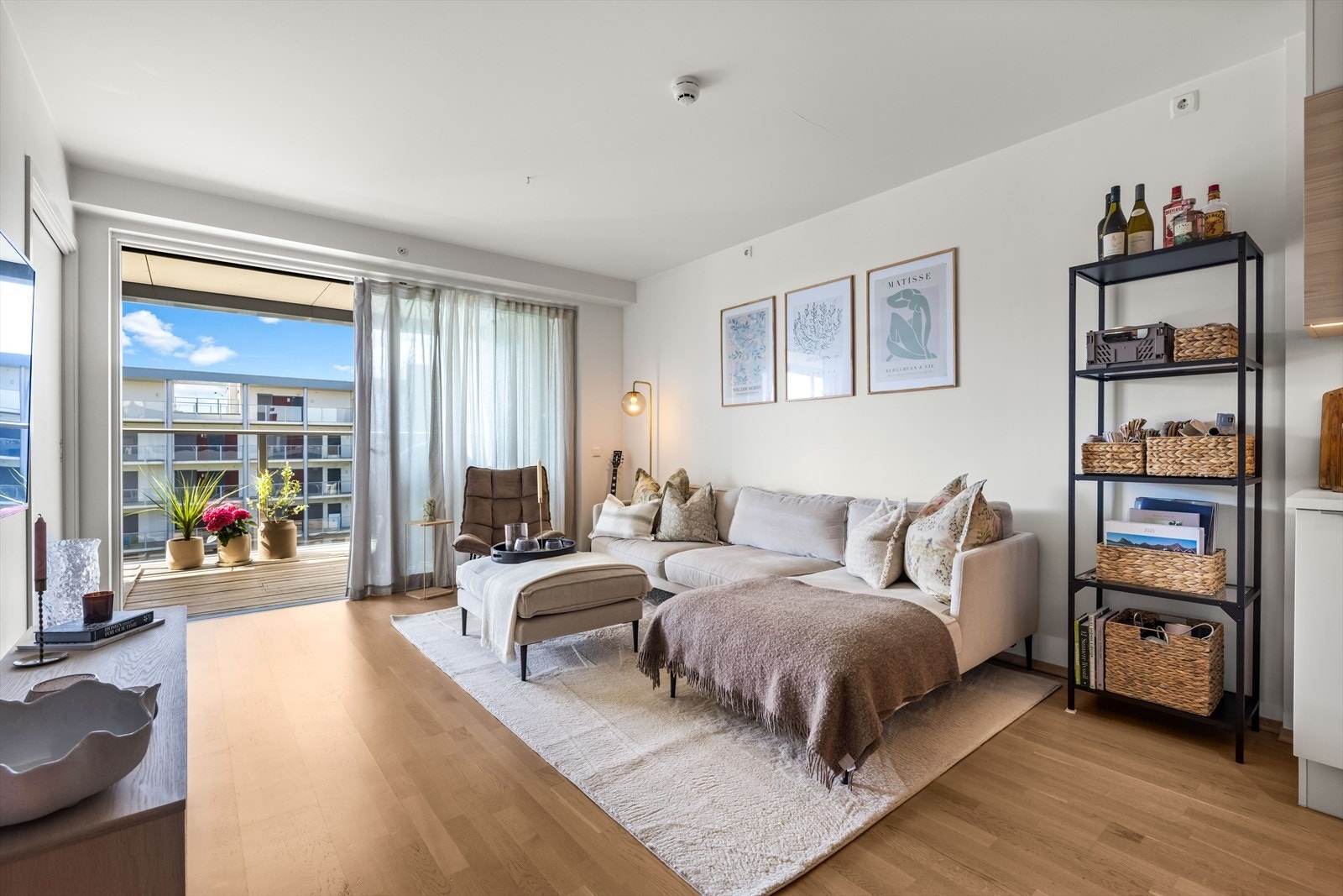 Lys stue med skyvedør ut til hele 14 kvm vestvendt terrasse. Galleribilde