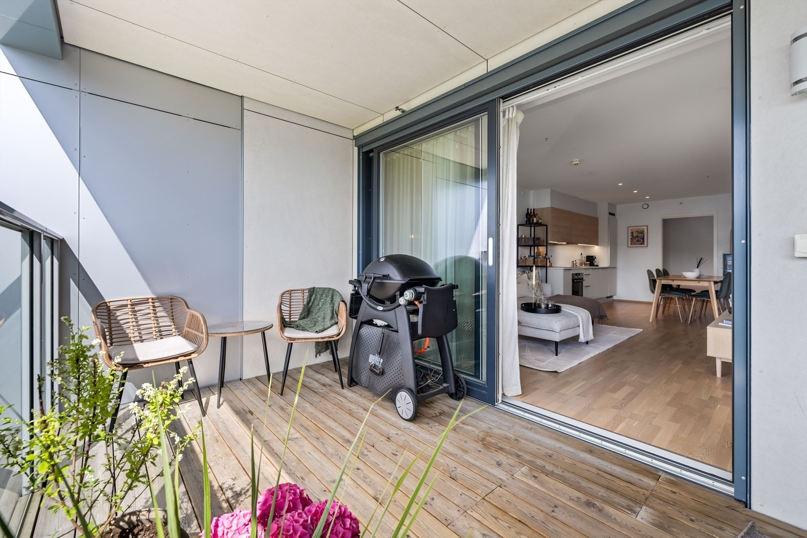 14 kvm terrasse, vestvendt med gode sol og utsiktsforhold. Galleribilde