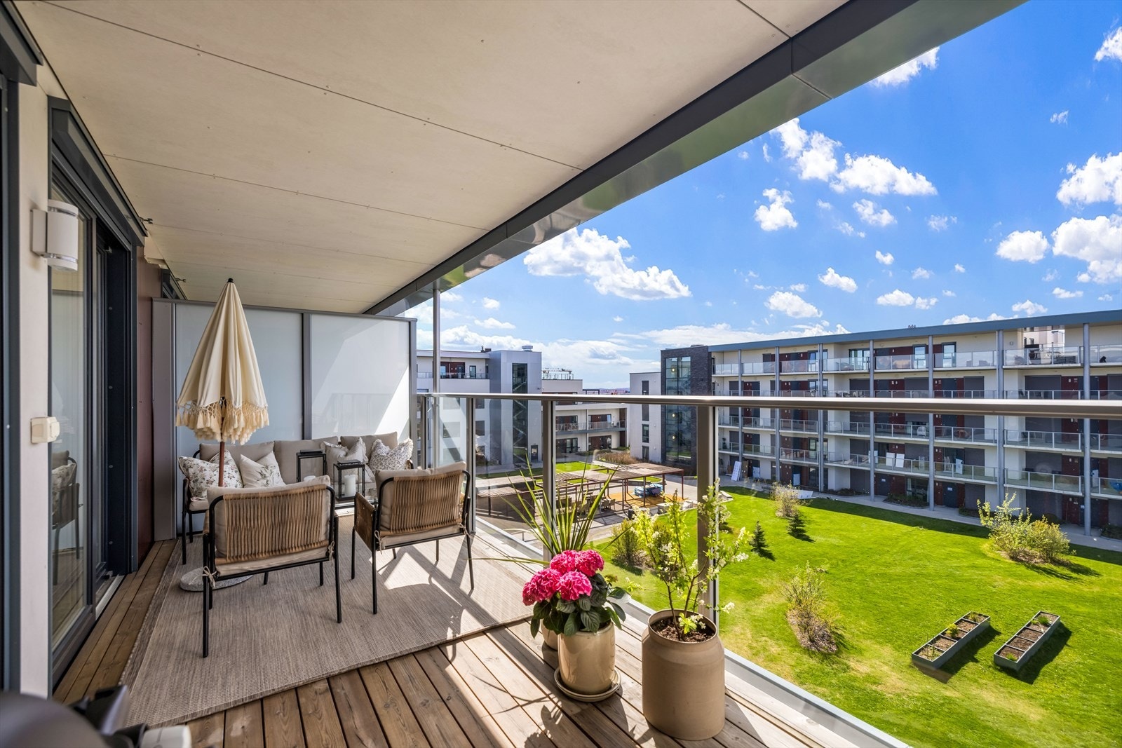 Attraktiv 2r selveier midt i sentrum ! 14 kvm solrik terrasse, mulighet for leie av fast biloppstillingsplass. Heisadkomst direkte inn på senteret med alle servicetilbud. Galleribilde