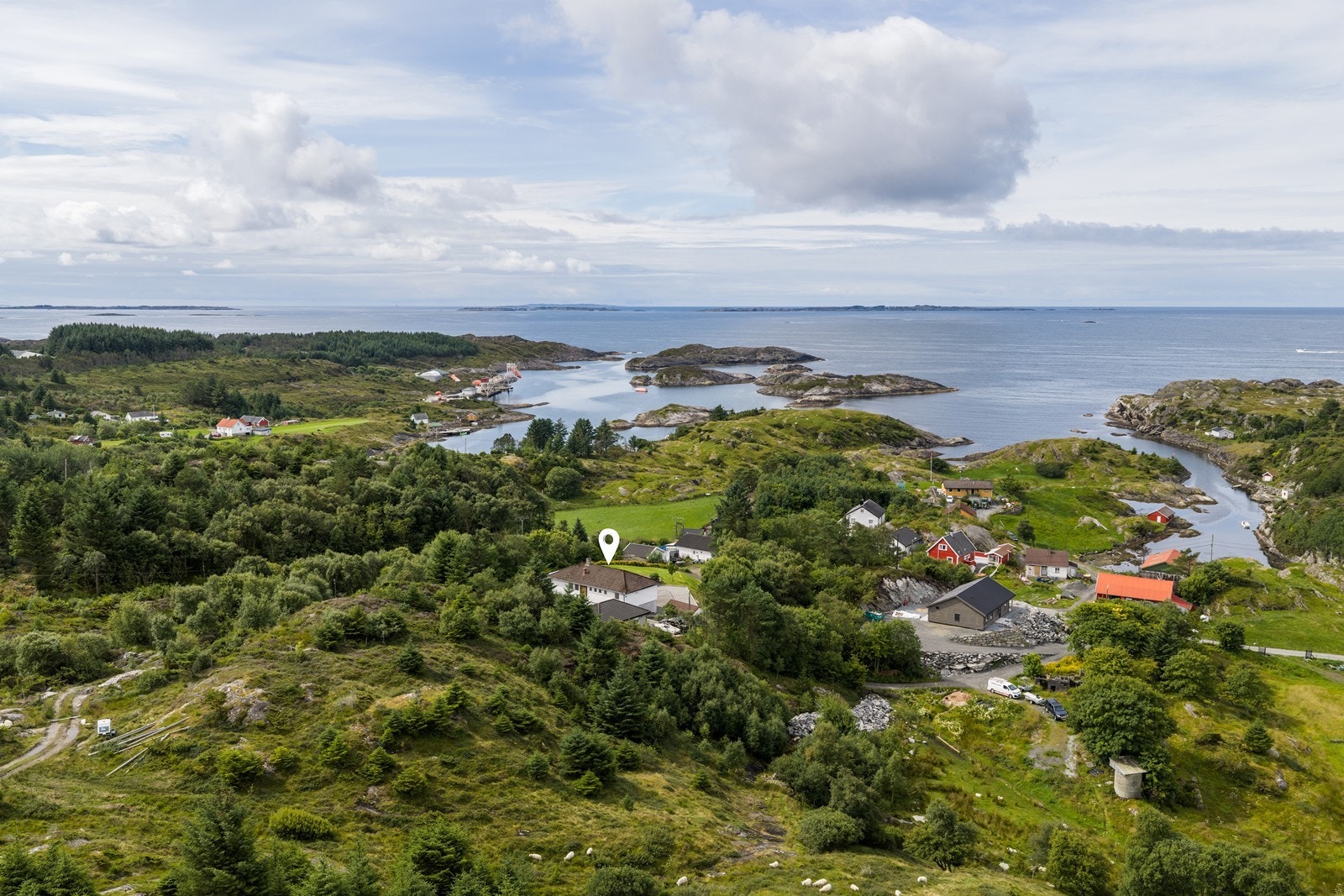 Huset er fint plassert på en høyde som gir god utsikt over sjø og skipstrafikken! Galleribilde