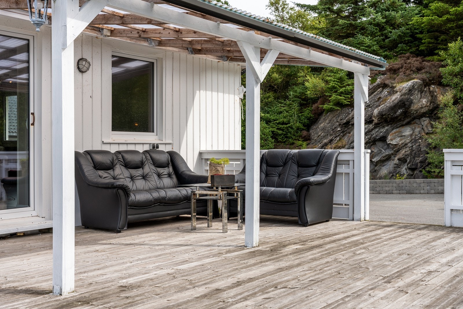 God plass til utemøbler og delvis overbygd. Terrasse fremkommer ikke på byggetegninger (ikke godkjent ref. pkt. ferdigattest) Galleribilde