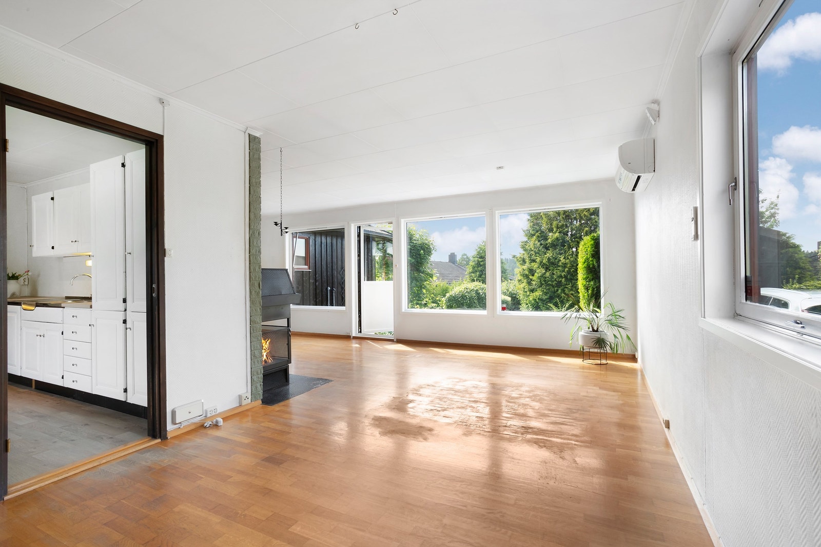 Stuen har god plass til både sofagruppe og spisebord. Galleribilde