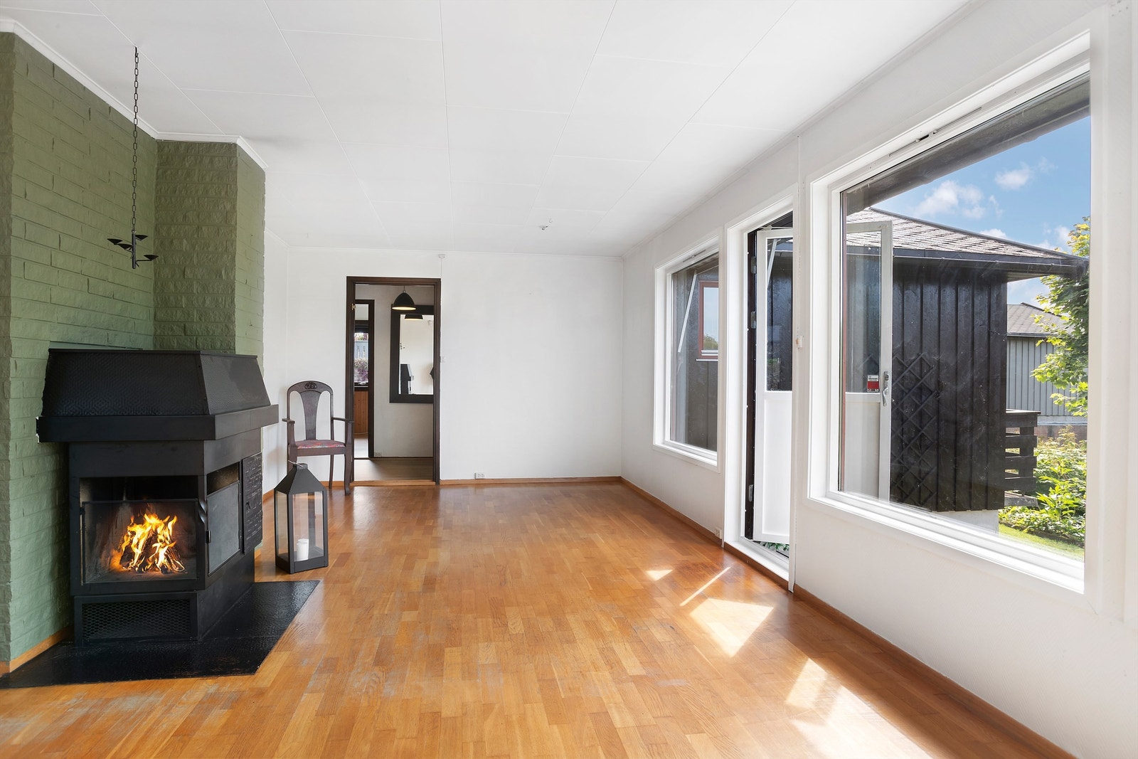 Fra stuen er det direkte utgang til en steinlagt uteplass på terreng. Galleribilde