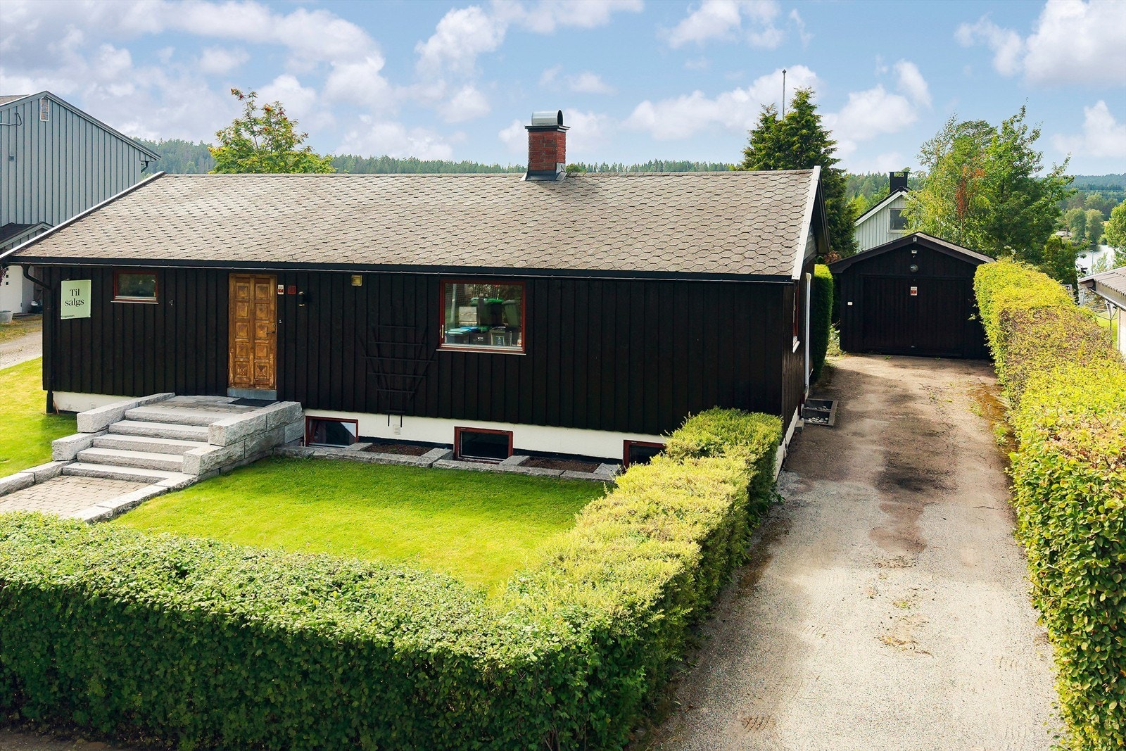 Eiendommen inkluderer en frittstående garasje med plass til én bil. Galleribilde