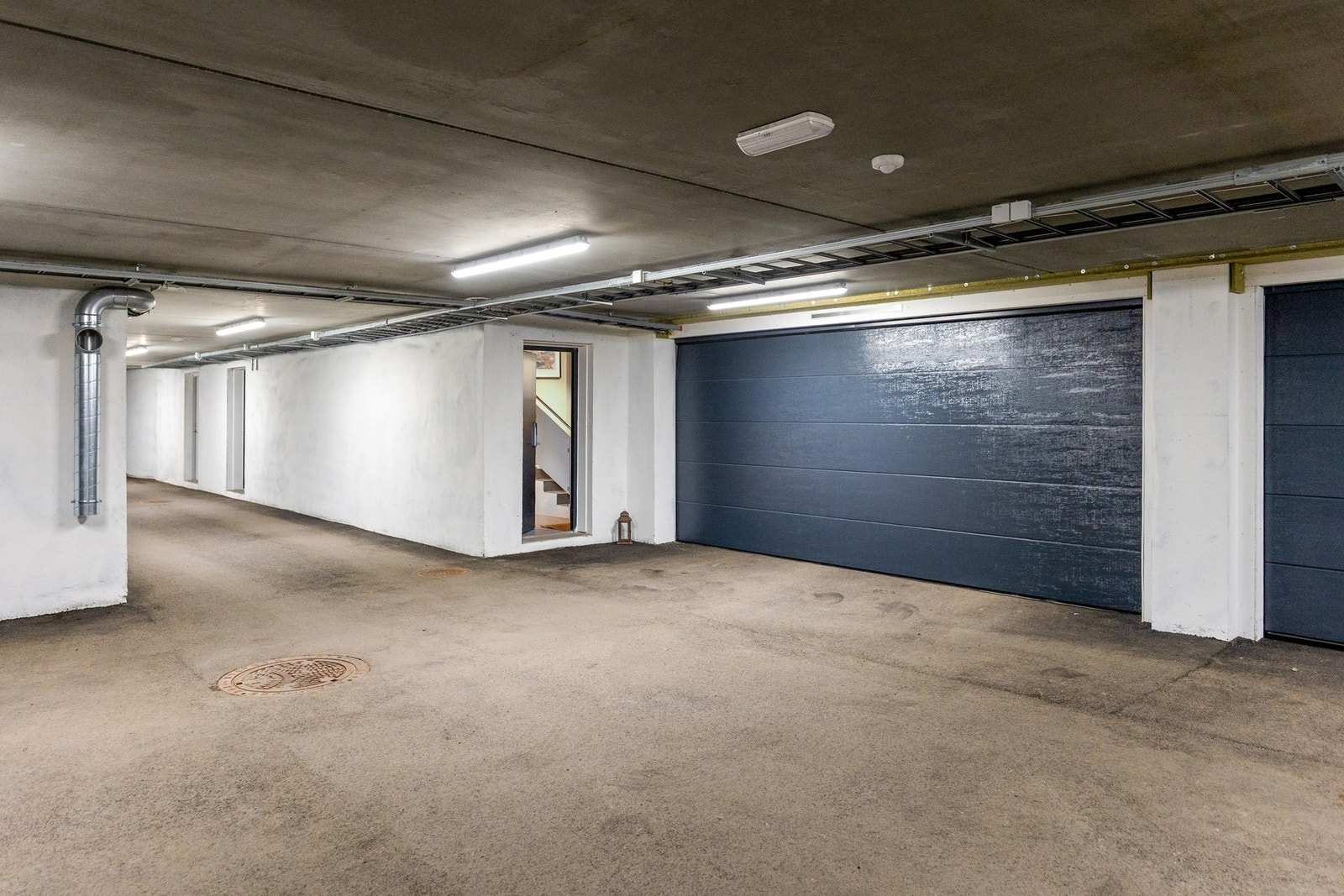 Felles garasjeanlegg, der hver seksjon har egen garasje Galleribilde