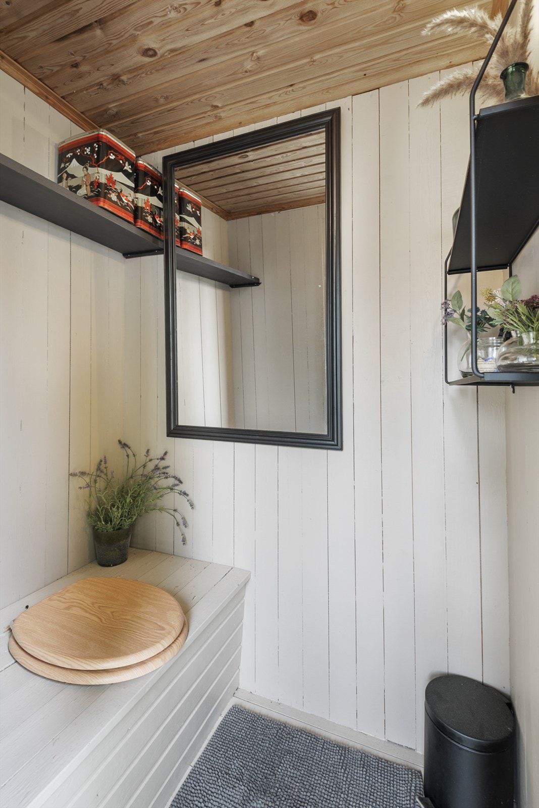Uthus med utedo. Galleribilde
