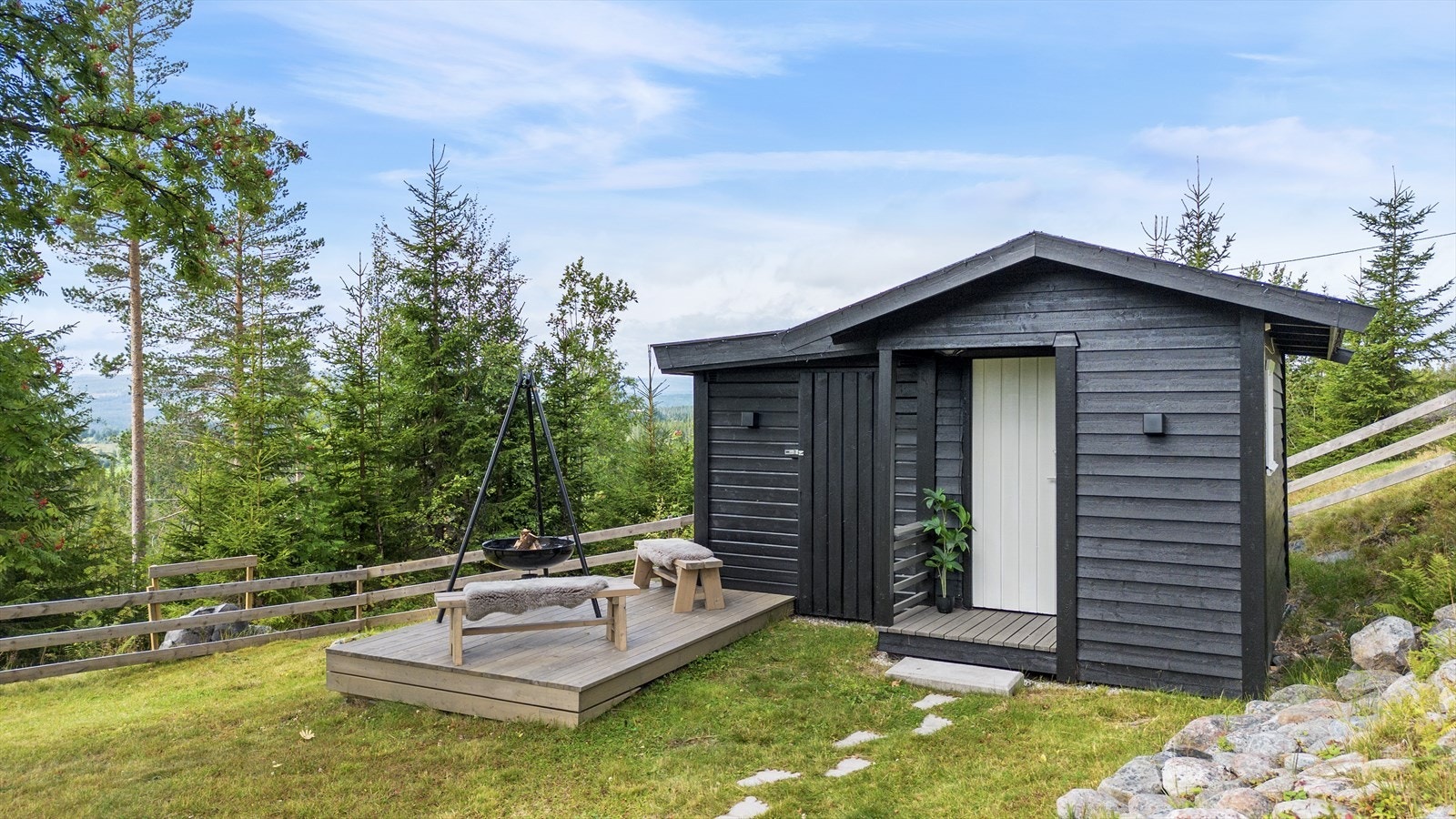 Uthus med utedo. Galleribilde