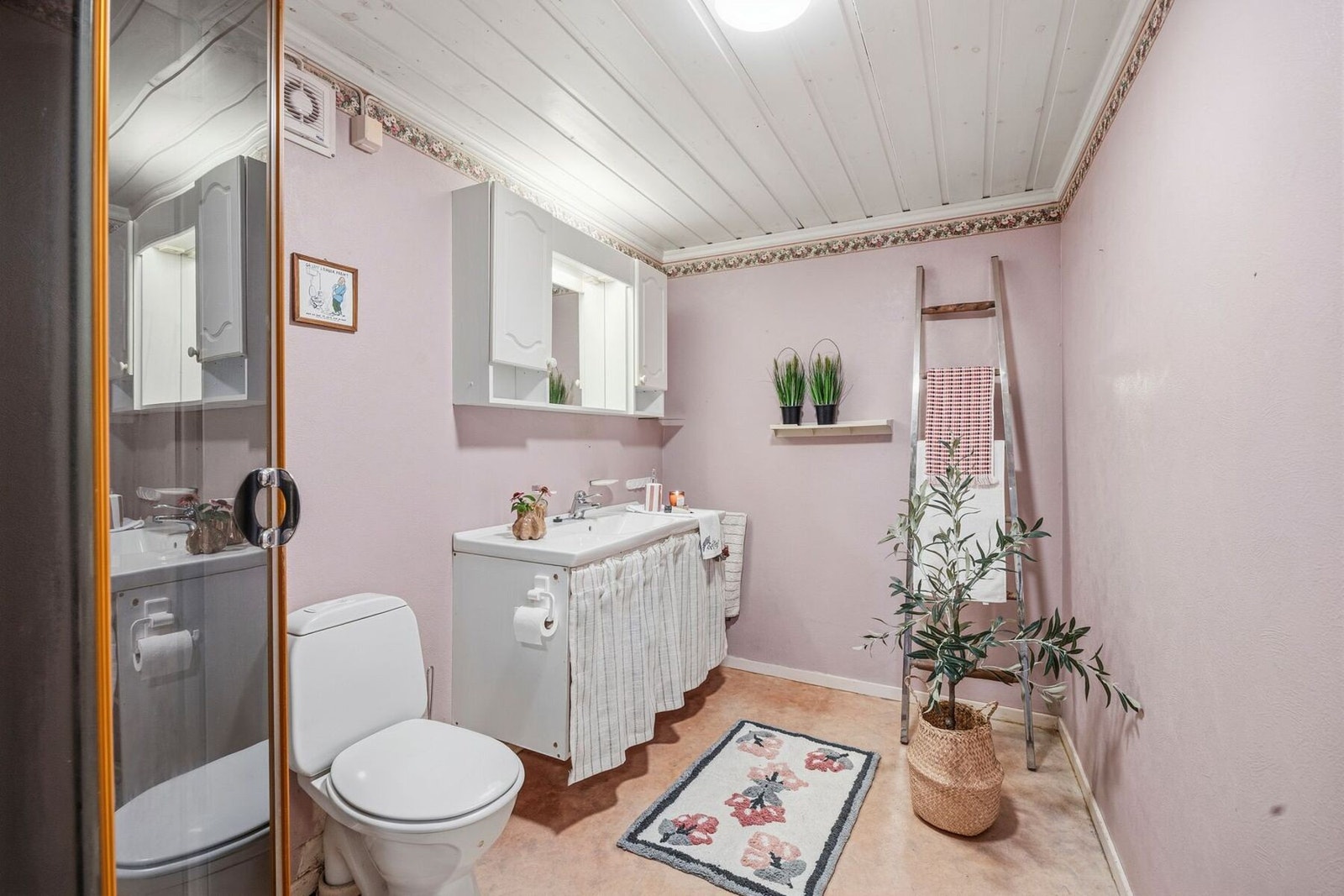 Badet i kjelleretasjen er utstyrt med belegg på gulv, malte plater på veggene og malt panel i taket. Galleribilde