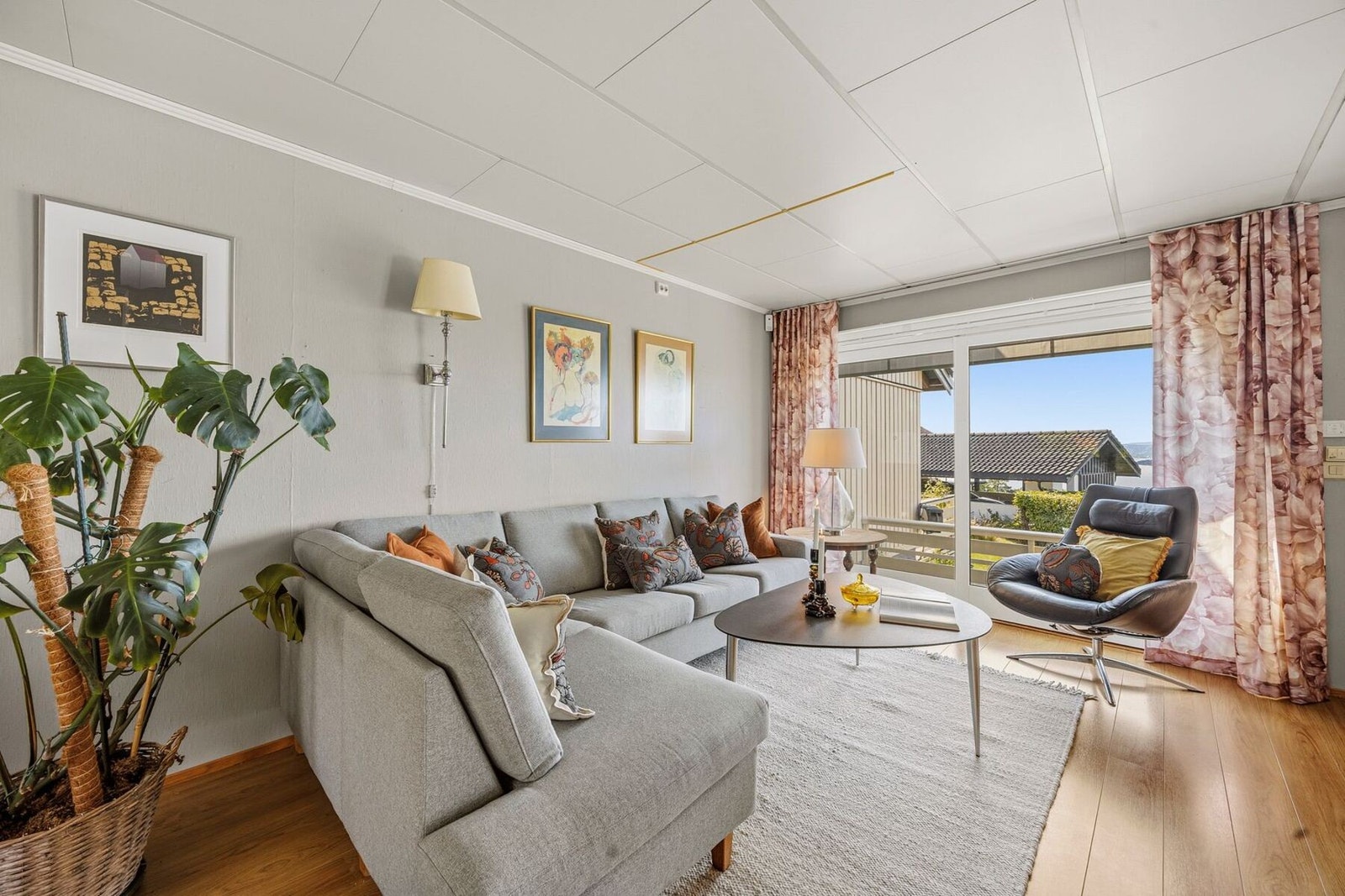 Stuen er et lyst og innbydende oppholdsrom med store vindusflater som slipper inn rikelig med naturlig dagslys. Galleribilde