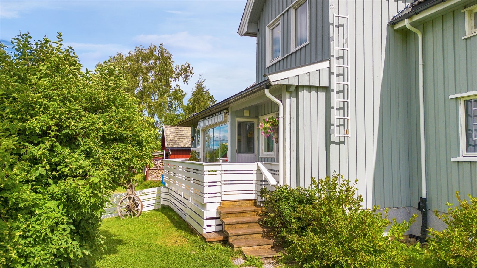 Trapp fra veranda til hagen. Galleribilde