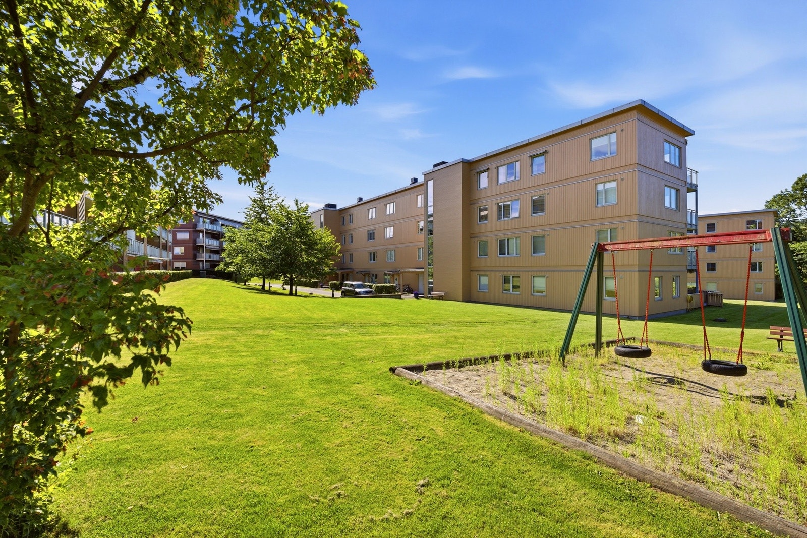 Sommerstid er det kort vei til strandliv og rekreasjon ved Kadettangen og Kalvøya i Sandvika, med innbydende badestrender, grønne friarealer og hyggelige serveringssteder. Galleribilde