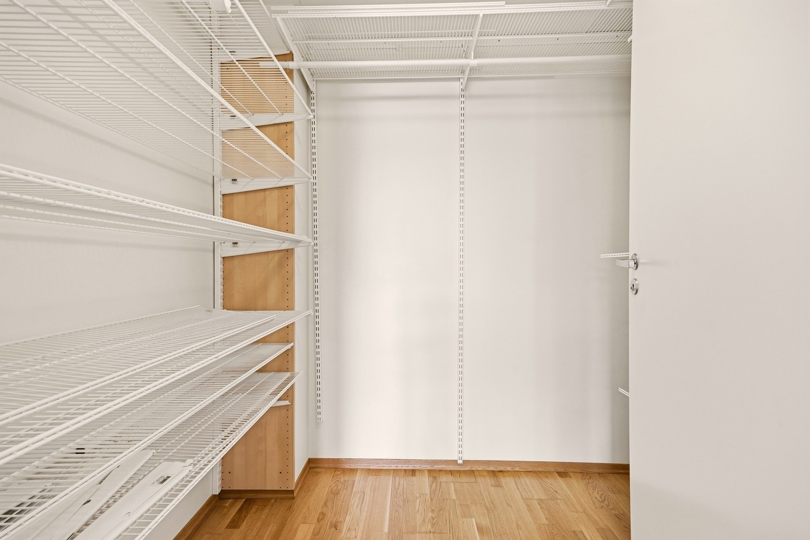 Hovedsoverommet har praktisk walk-in-closet. Galleribilde