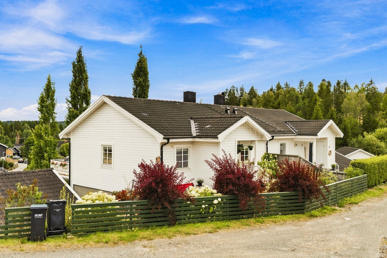 Området ligger vakkert til med nærhet til store grøntområder. Galleribilde