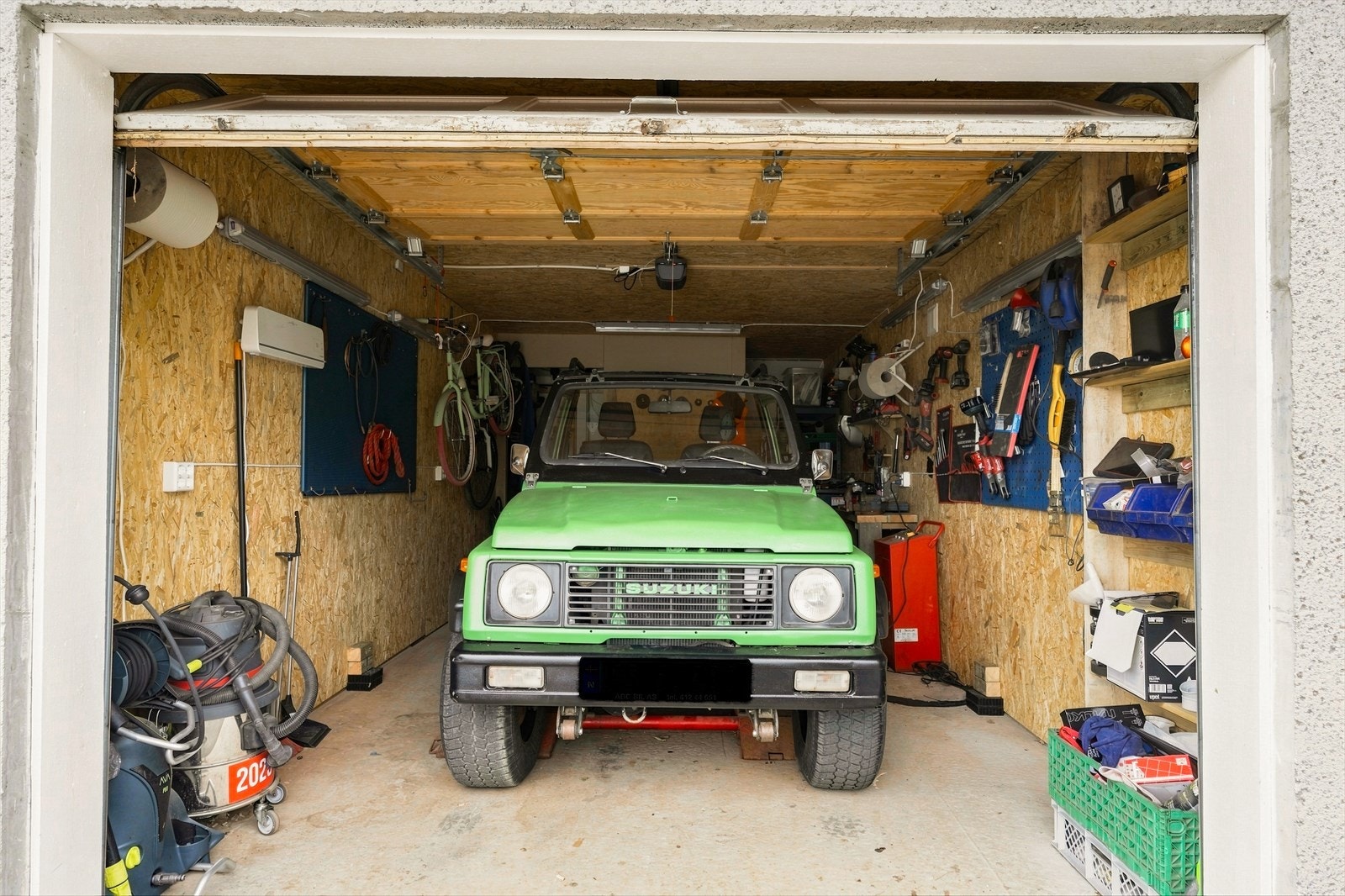 Garasje gir gode parkeringsmuligheter, samtidig som det er plass til oppbevaring og hobbyaktiviteter. Galleribilde
