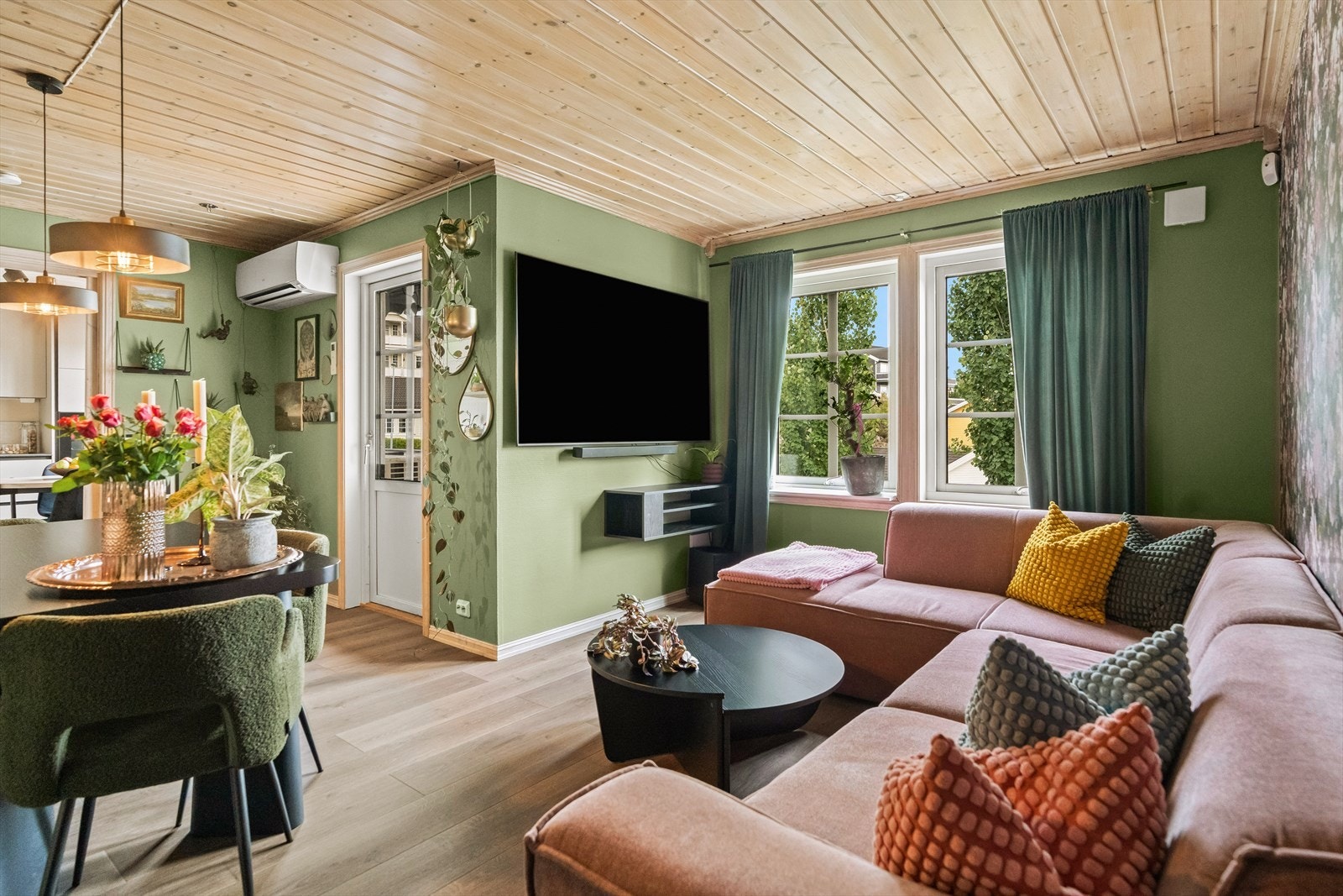 Stuedelen har god plass til en romslig sofagruppe og byr på fint lysinnslipp fra flere vinduer. Galleribilde