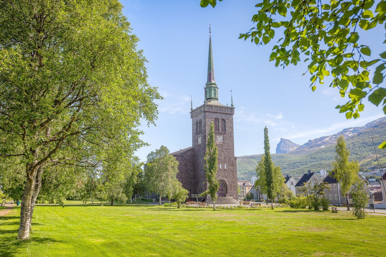 Narvik kirke med kirkeparken ligger 300 meter fra eiendommen Galleribilde