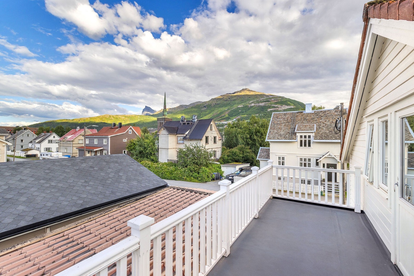 Fra loftstuen er det utgang til en terrasse med utsikt over nærområdet. Galleribilde