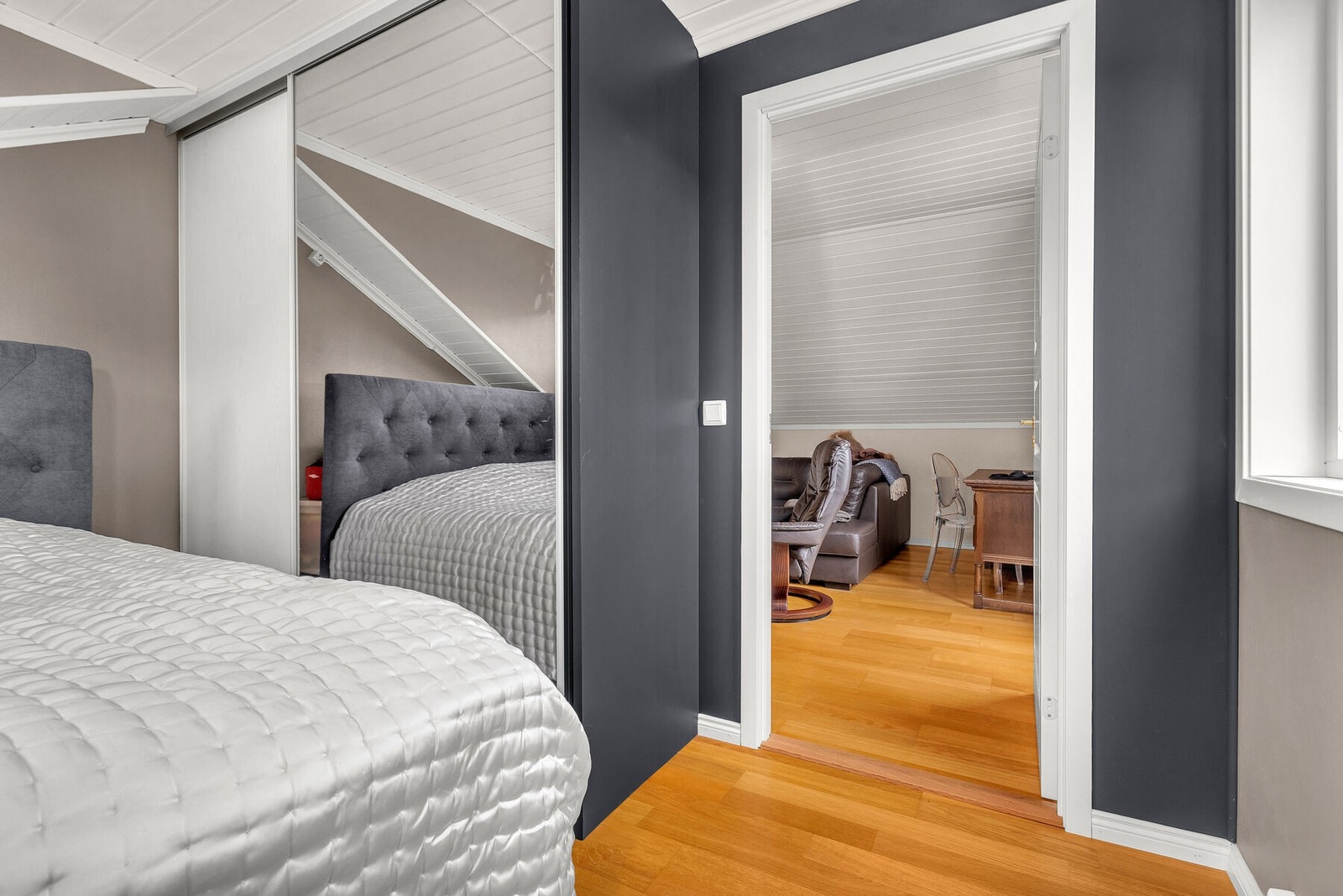 Soverom med skyvedørsgarderobe og adkomst fra loftstuen. Galleribilde