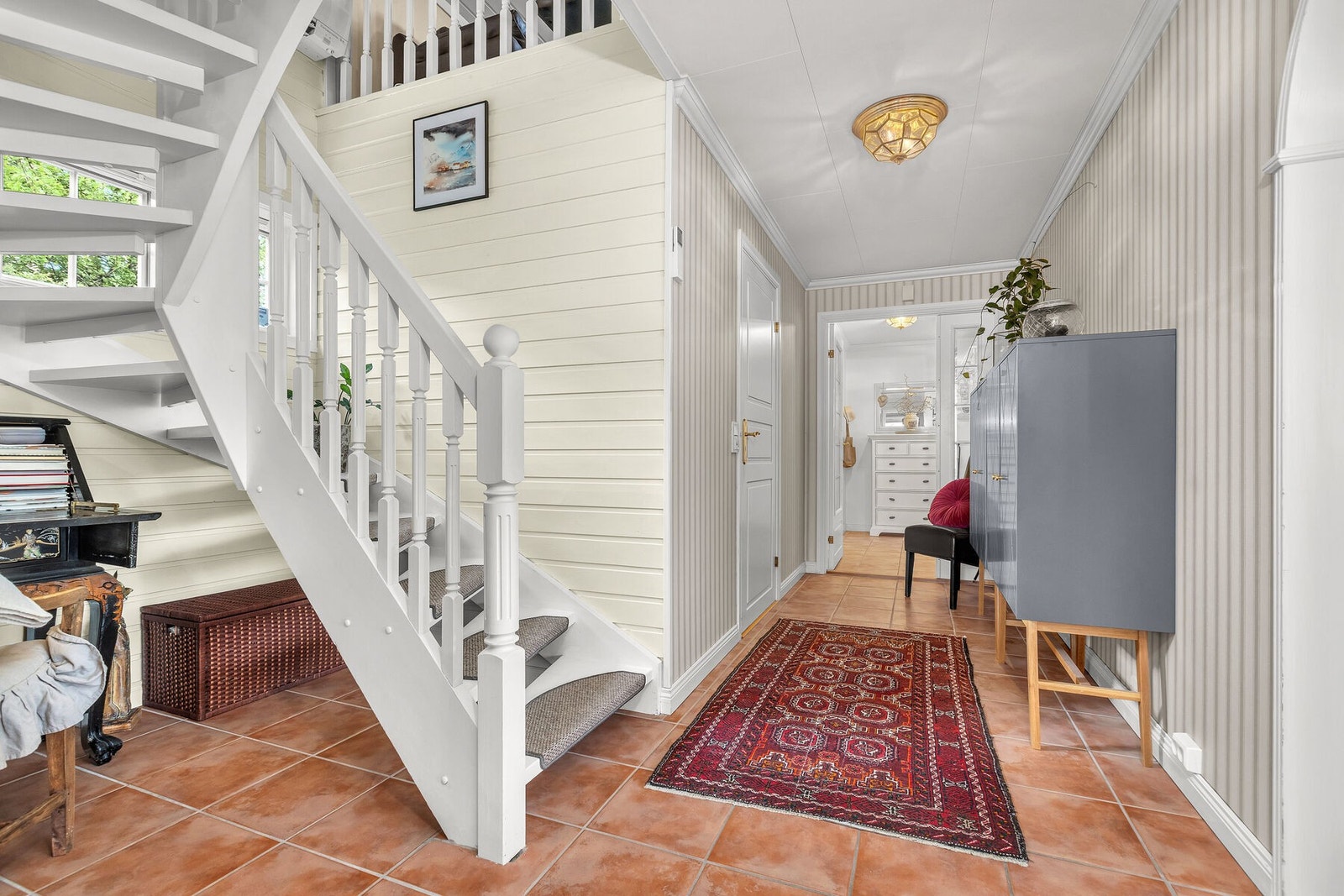 Hallen binder sammen rommene i første etasje og har trapp opp til loftet. Galleribilde