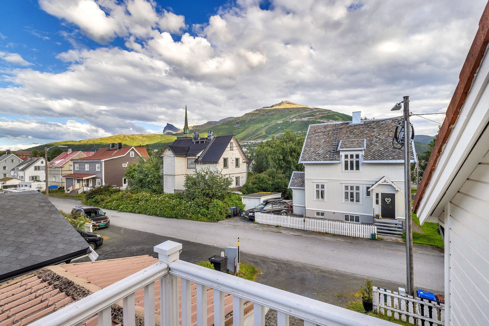 Fra terrassen er det fin utsikt over nabolaget og fjellene. Galleribilde