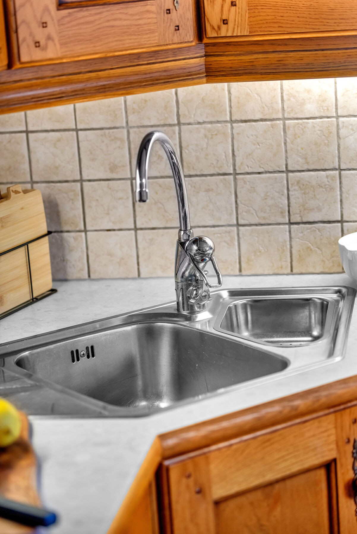 Oppvaskbenk med underskap og god oppbevaringsplass. Galleribilde