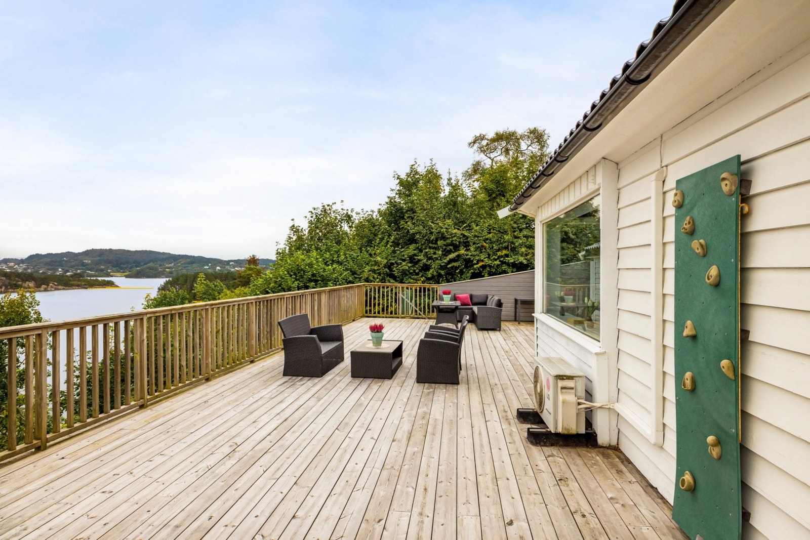 Fra stuen er det utgang til terrasse på hele 97,6 kvm Galleribilde